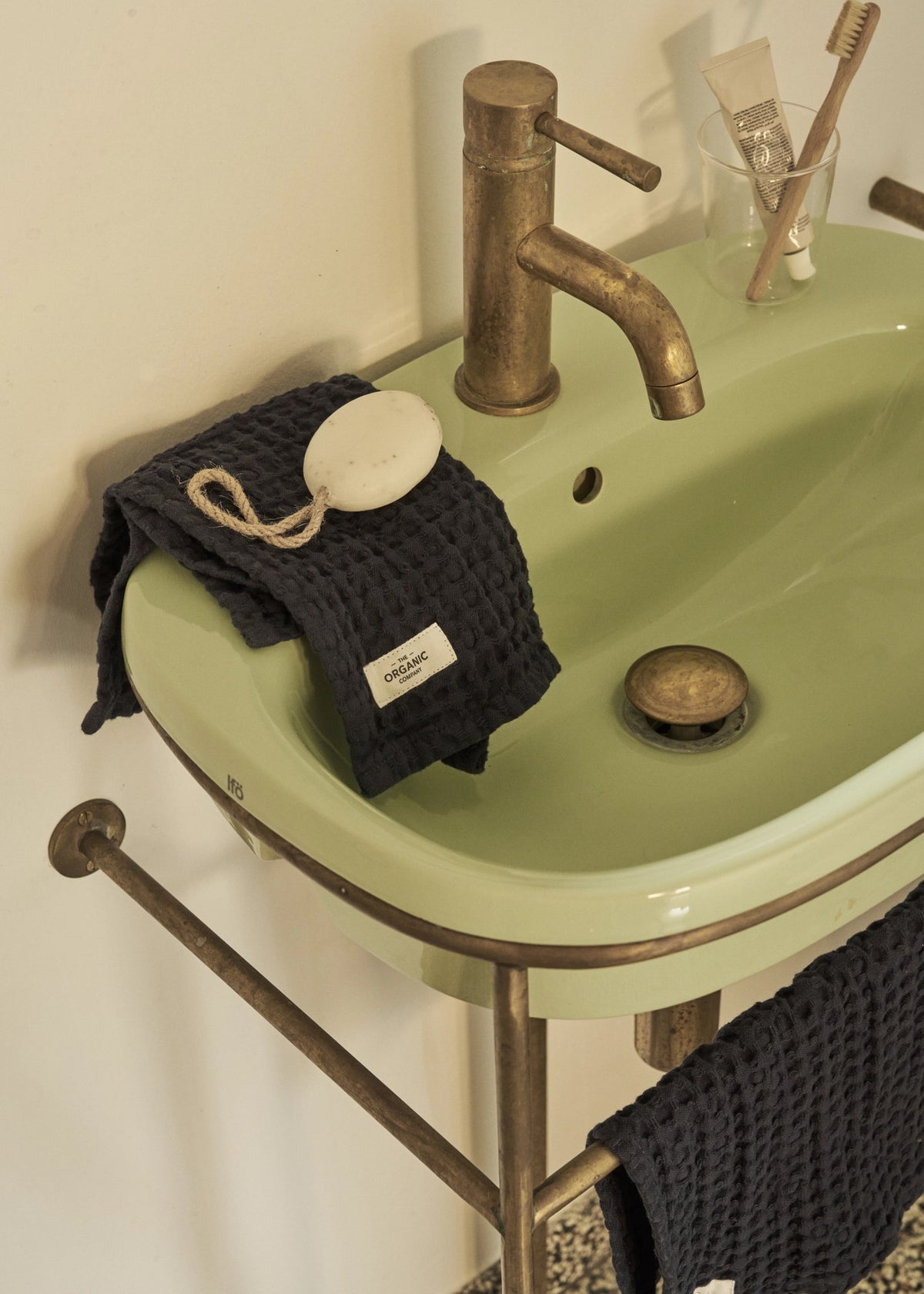 Big Waffle 3er Set Waschlappen 24x40cm dark grey Biobaumw. in Grau präsentiert im Onlineshop von KAQTU Design AG. Badetuch ist von The Organic Company