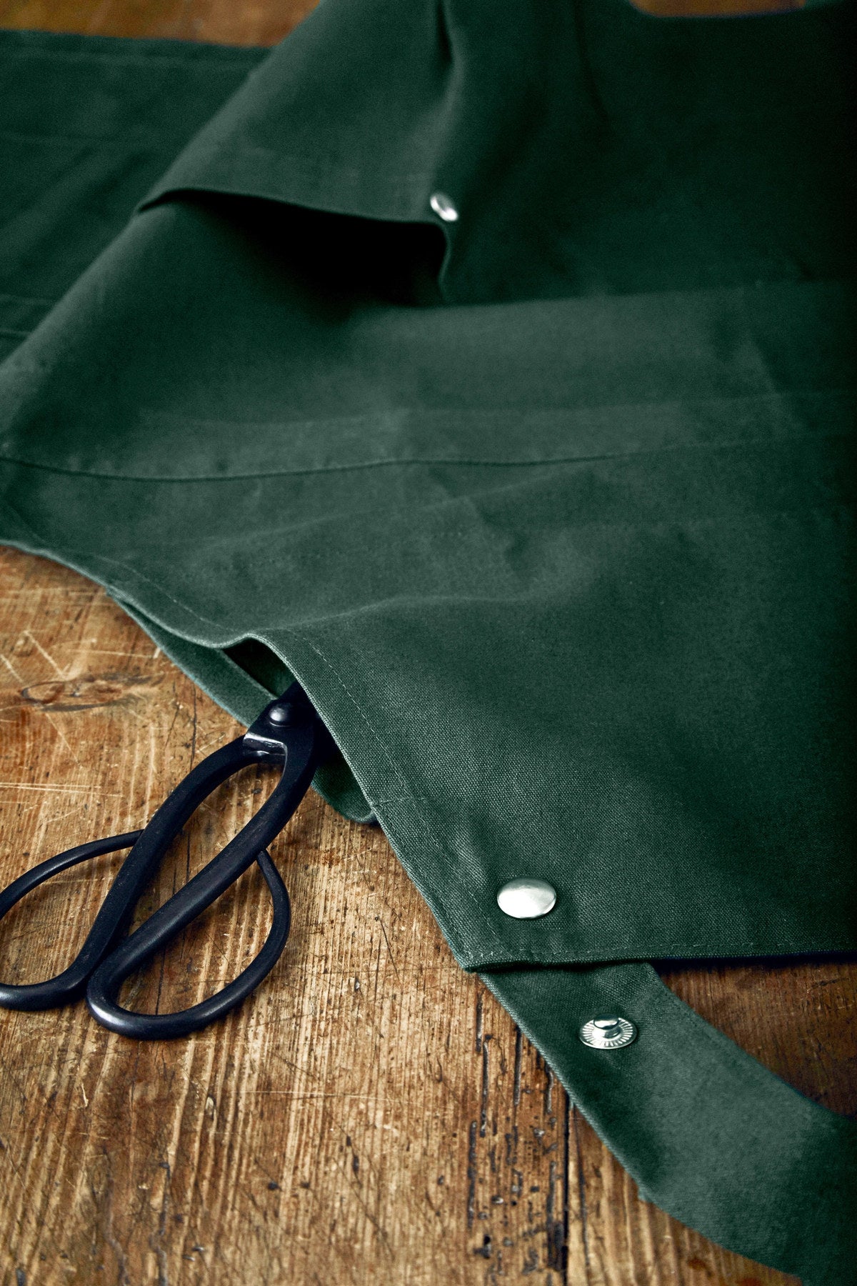 Creative Kochschürze 100x74cm dark green Biobaumwolle in Grün präsentiert im Onlineshop von KAQTU Design AG. Haushaltshilfen ist von The Organic Company
