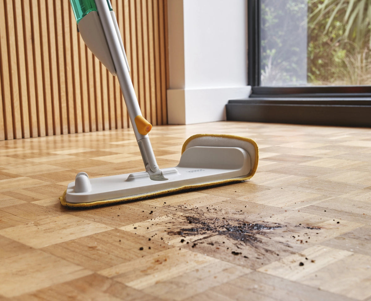 CleanTech Sprühmopp mit Schrubber 8x15x145cm light stone in Grau präsentiert im Onlineshop von KAQTU Design AG. Reinigung & Wäsche ist von Joseph Joseph