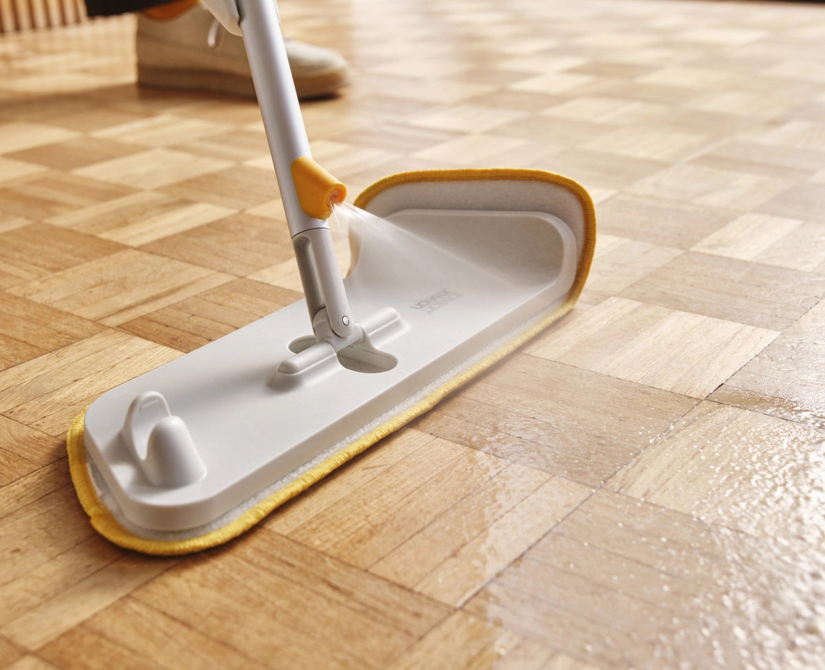 CleanTech Sprühmopp mit Schrubber 8x15x145cm light stone in Grau präsentiert im Onlineshop von KAQTU Design AG. Reinigung & Wäsche ist von Joseph Joseph