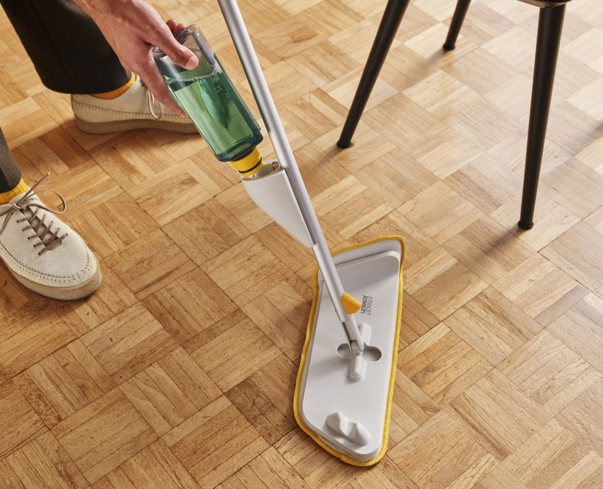 CleanTech Sprühmopp mit Schrubber 8x15x145cm light stone in Grau präsentiert im Onlineshop von KAQTU Design AG. Reinigung & Wäsche ist von Joseph Joseph