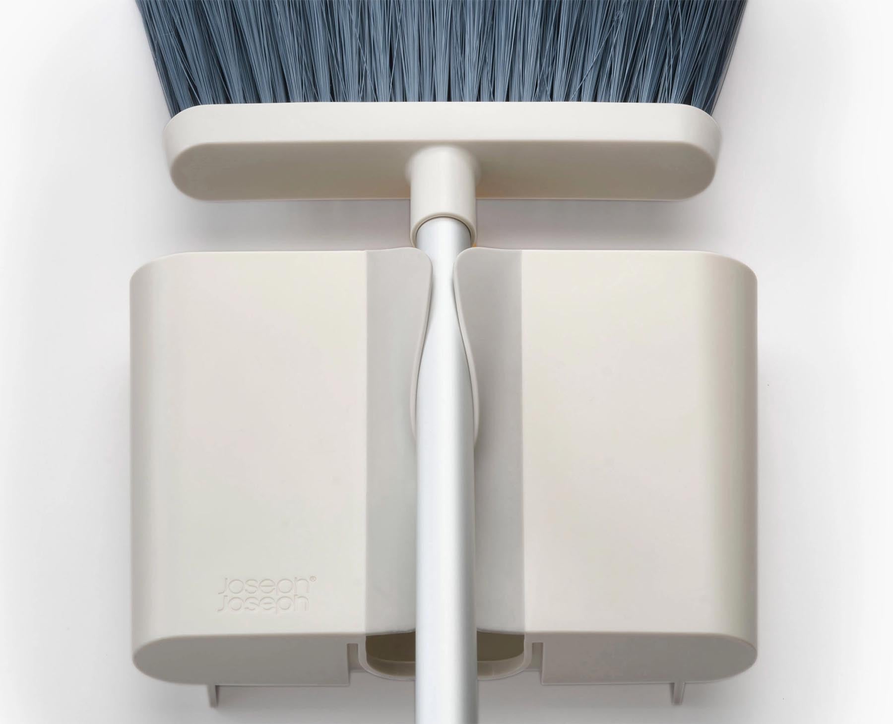Eleganter CleanTech Besen in Steinfarbe, ideal für effizientes Kehren und mit praktischer Wandhalterung für platzsparende Lagerung.