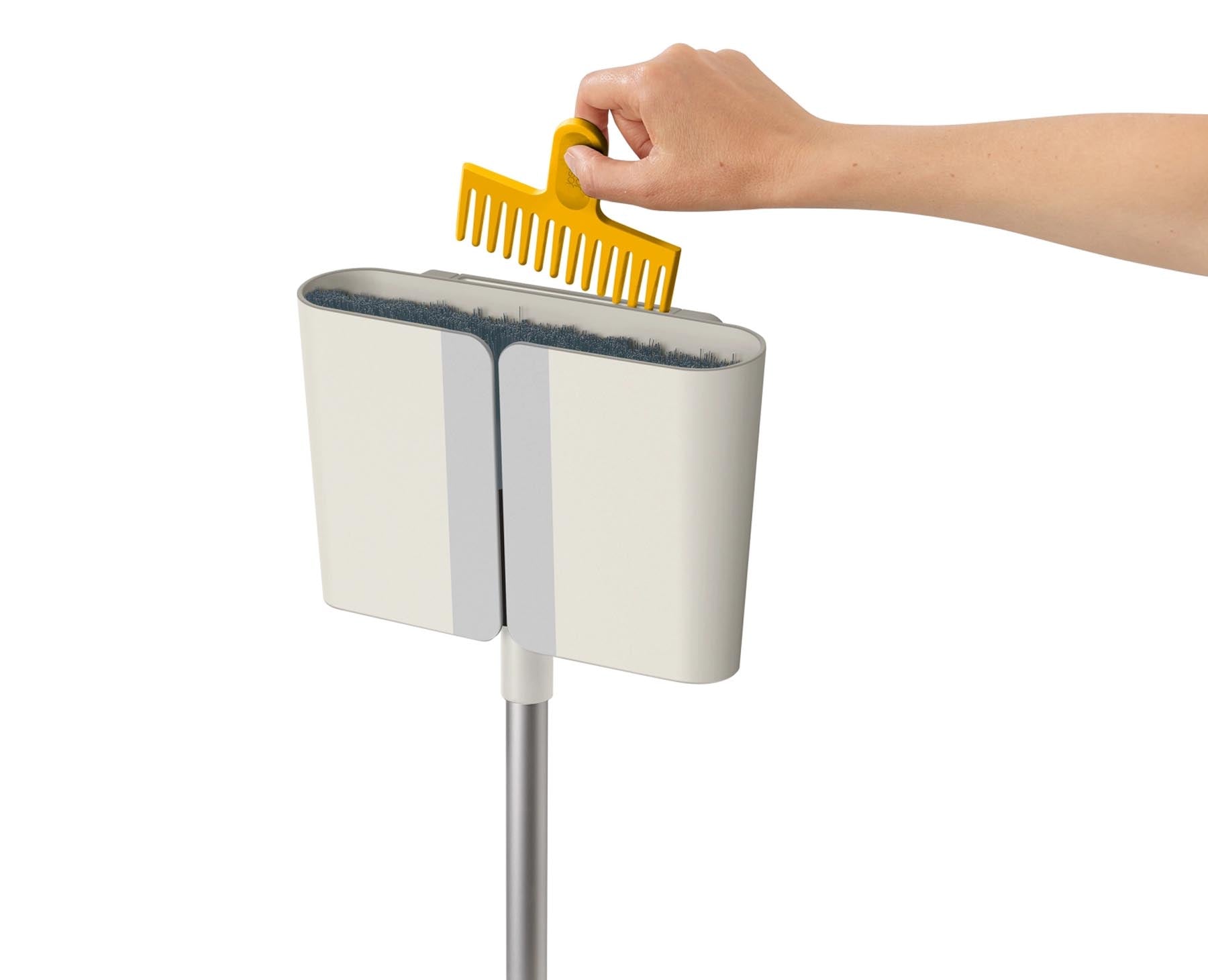 Stylischer CleanTech Besen in neutralem Steinfarbton, perfekt für gründliches Kehren und inklusive Wandhalterung zur einfachen Aufbewahrung.