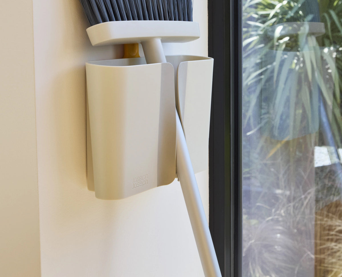 CleanTech Besen mit Wandhalterung 7.8x25.6x93.6cm stone in Grau präsentiert im Onlineshop von KAQTU Design AG. Reinigung & Wäsche ist von Joseph Joseph