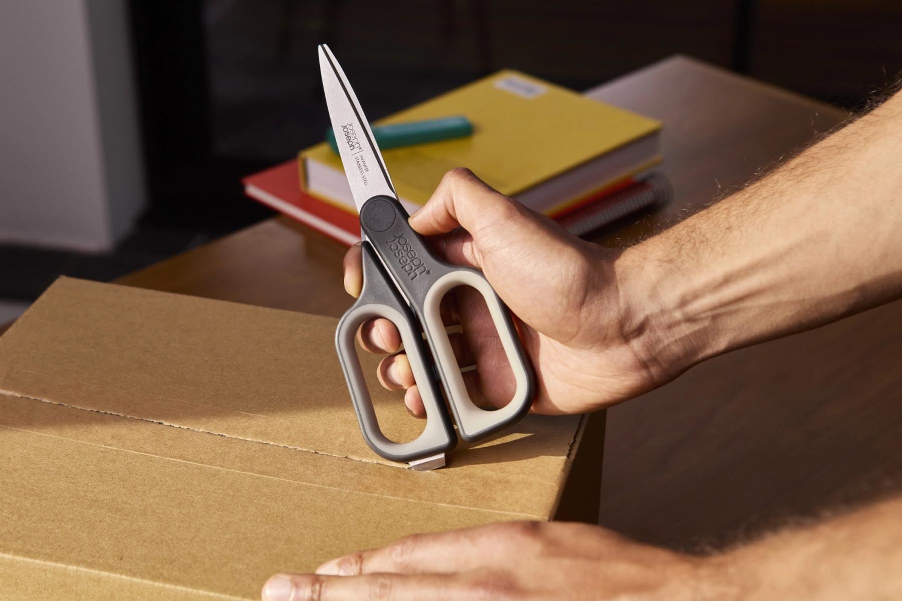 Vielseitige PlusCut Allzweckschere in elegantem Graphit, perfekt für präzises Schneiden in Küche und Haushalt.