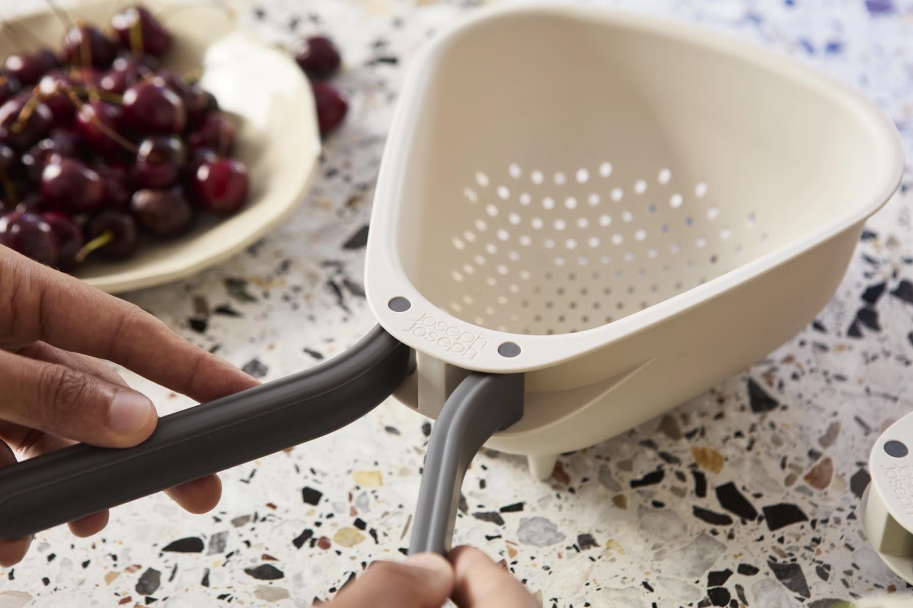 Faltbares Küchensieb in stilvollem Stein-Grau, perfekt zum Abtropfen von Pasta und Gemüse. Kompakt und funktional für jede Küchenausstattung.