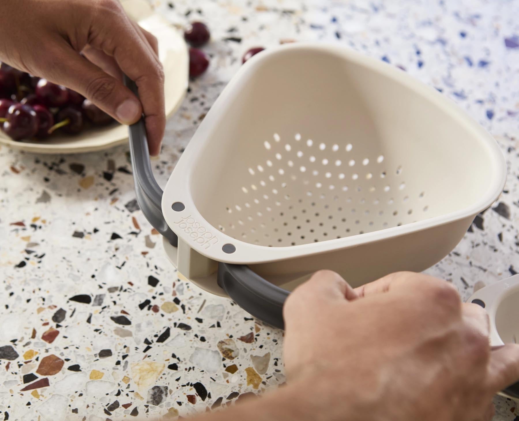 Faltbares Küchensieb in elegantem Stein-Grau, ideal zum Abtropfen von Lebensmitteln. Praktisch und platzsparend für jede Küche.