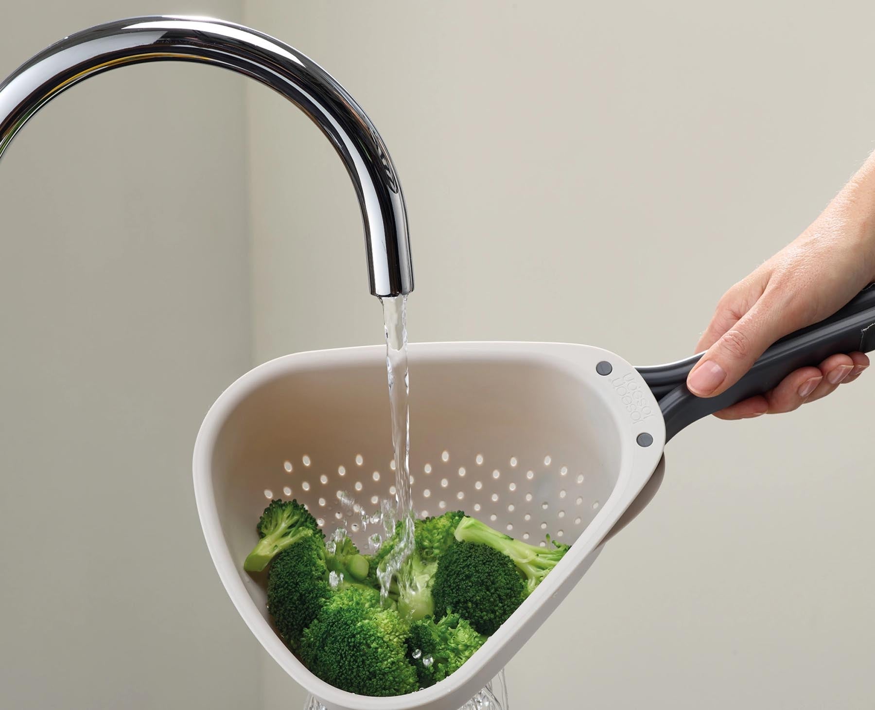 Faltbares Küchensieb in elegantem Stein-Grau, ideal zum Abtropfen und Sieben von Lebensmitteln. Praktisch und platzsparend für jede Küche.