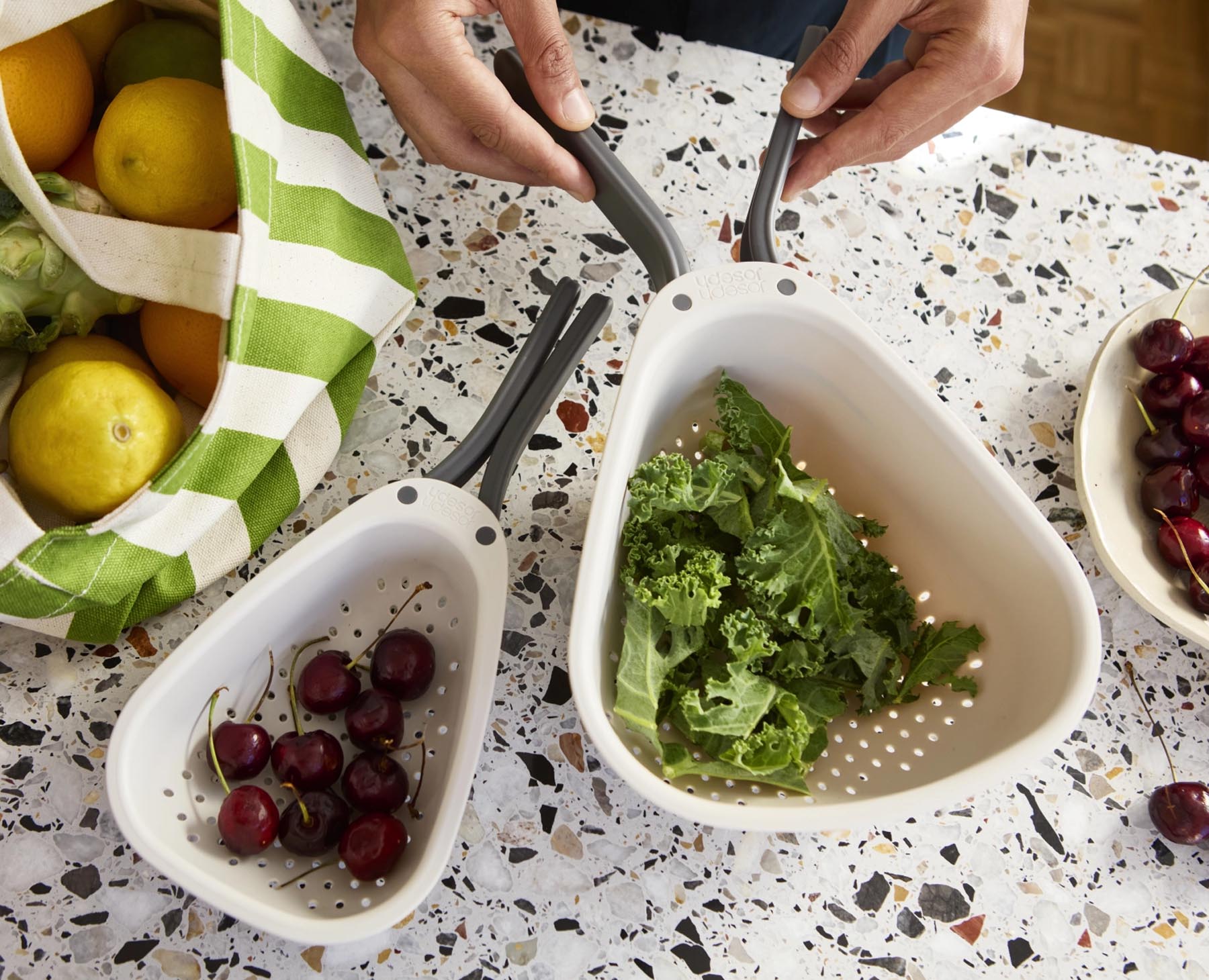 Klein und funktional: Das Droplet Sieb in Stein-Grau von Joseph Joseph, perfekt zum Abtropfen und für eine moderne Kücheneinrichtung.
