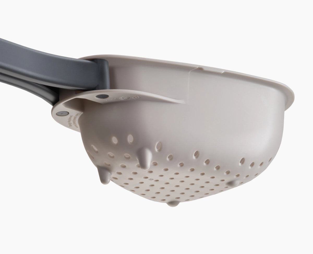 Droplet Sieb falbtar klein 13.5x21.6x6.5cm stone in Grau präsentiert im Onlineshop von KAQTU Design AG. Küchensieb ist von Joseph Joseph