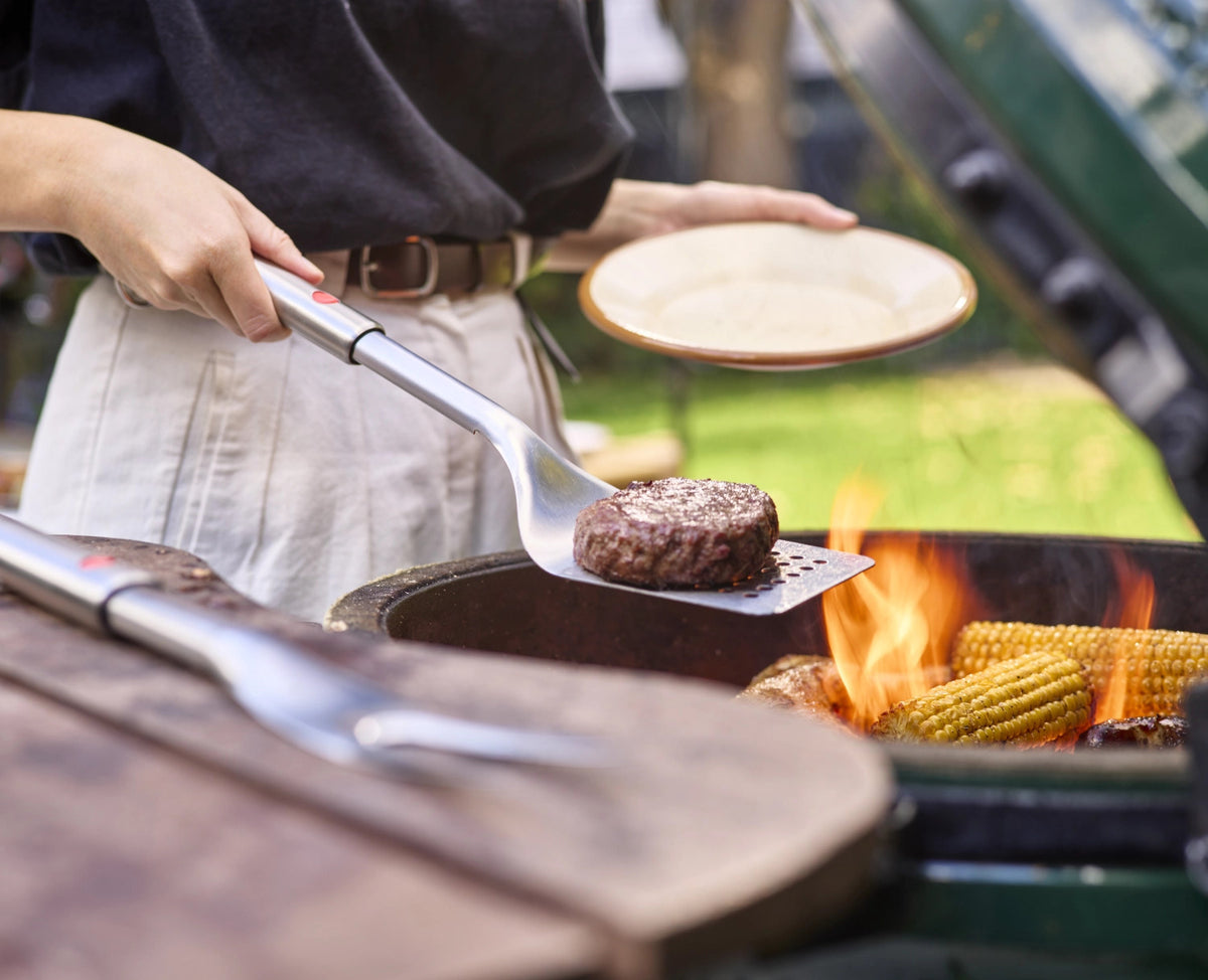 2er Set GrillOut BBQ Wender und Zange Edelstahl in Silber präsentiert im Onlineshop von KAQTU Design AG. Grillbesteck ist von Joseph Joseph