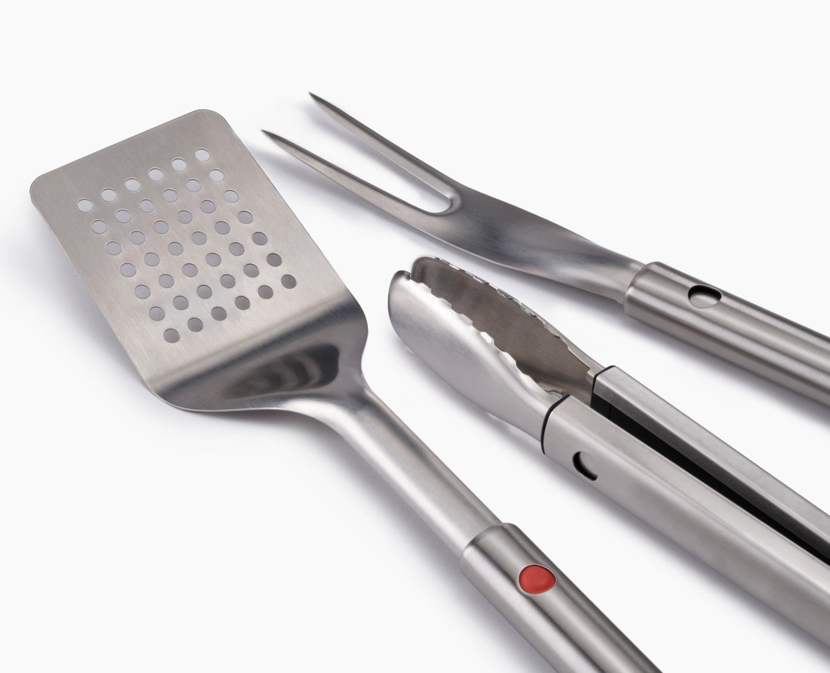 3er Set GrillOut BBQ Wender, Zange und Gabel Edelstahl in Silber präsentiert im Onlineshop von KAQTU Design AG. Grillbesteck ist von Joseph Joseph
