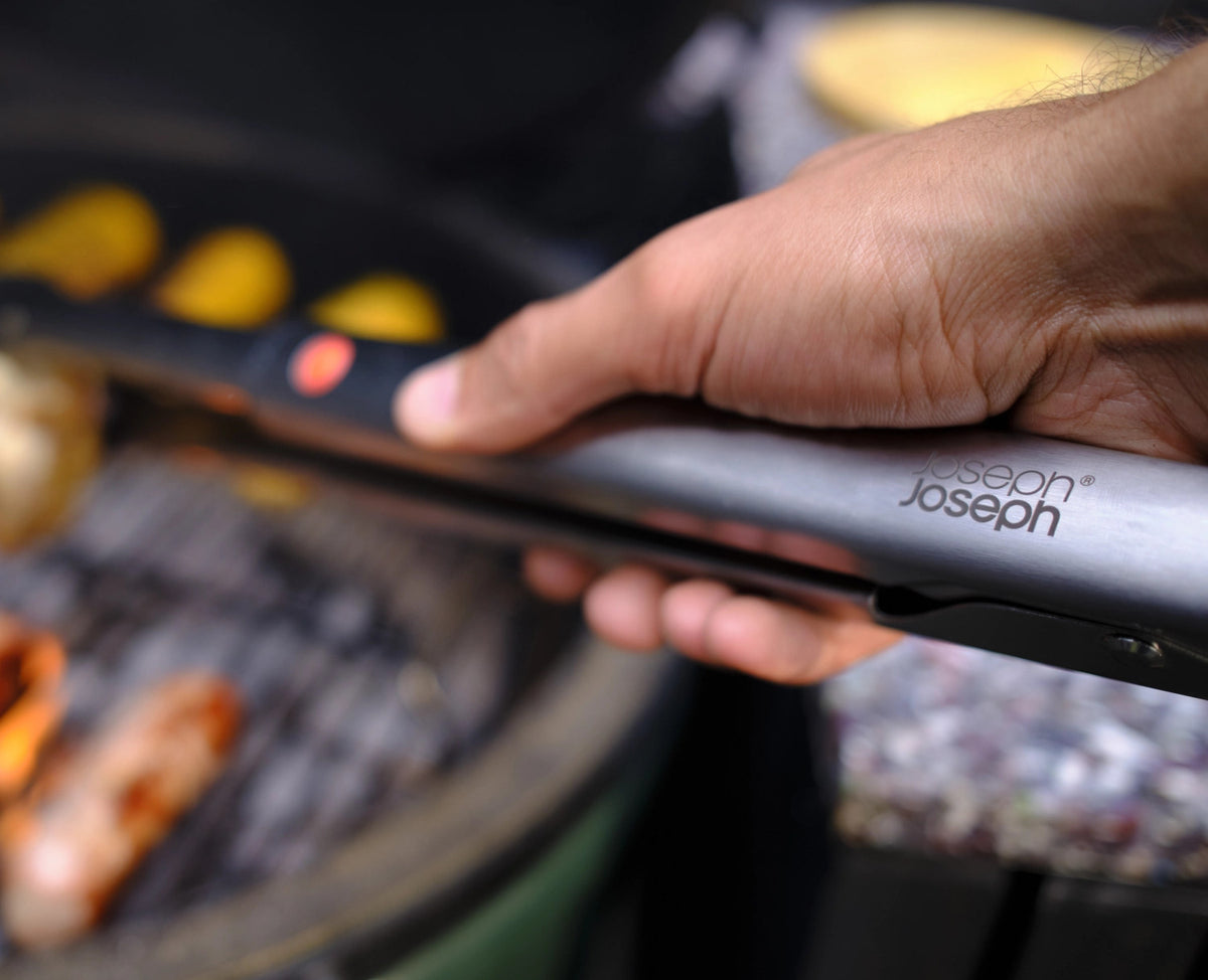 3er Set GrillOut BBQ Wender, Zange und Gabel Edelstahl in Silber präsentiert im Onlineshop von KAQTU Design AG. Grillbesteck ist von Joseph Joseph