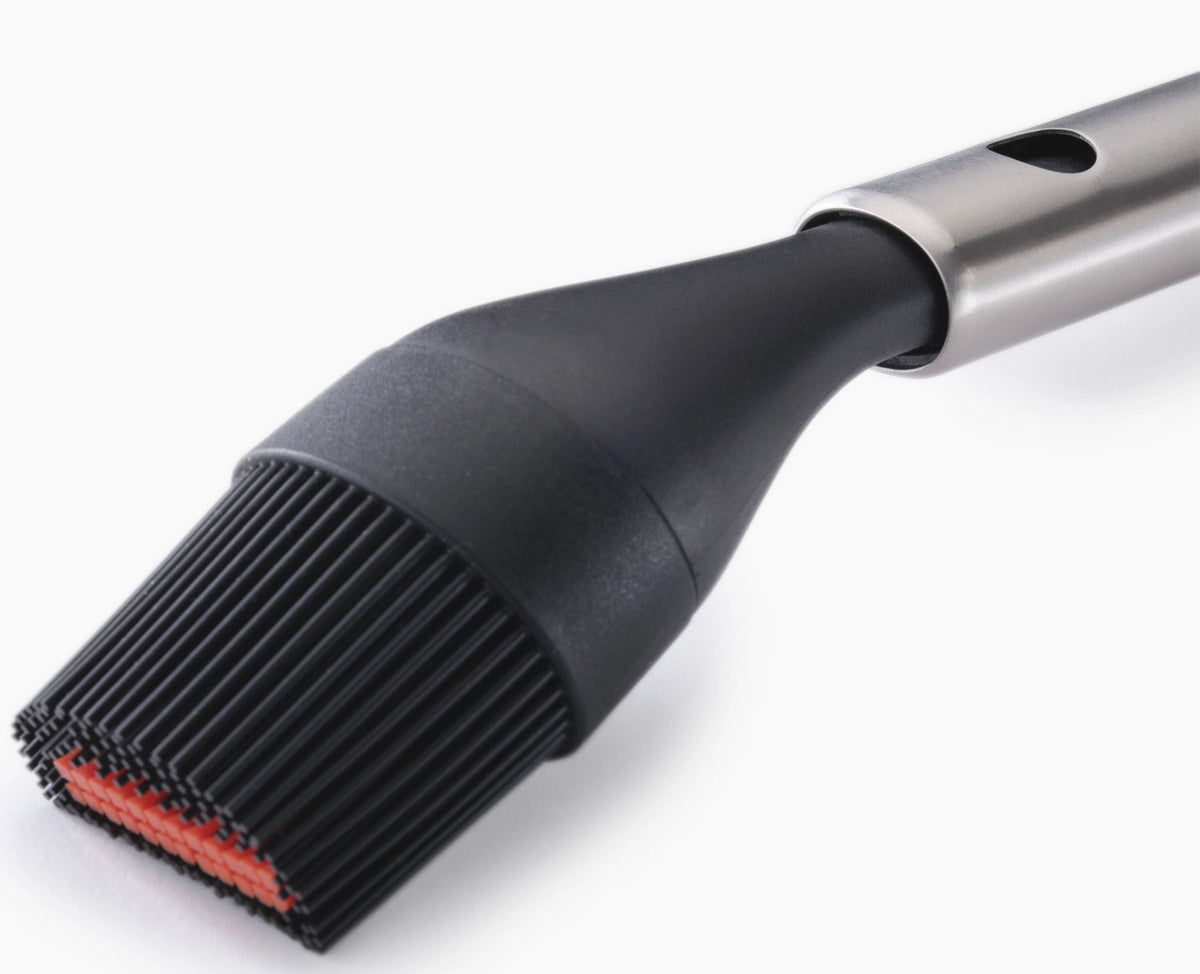 GrillOut BBQ Pinsel einziehbarer Kopf Silikon 34.9-27.5cm in Silber präsentiert im Onlineshop von KAQTU Design AG. Grillbesteck ist von Joseph Joseph