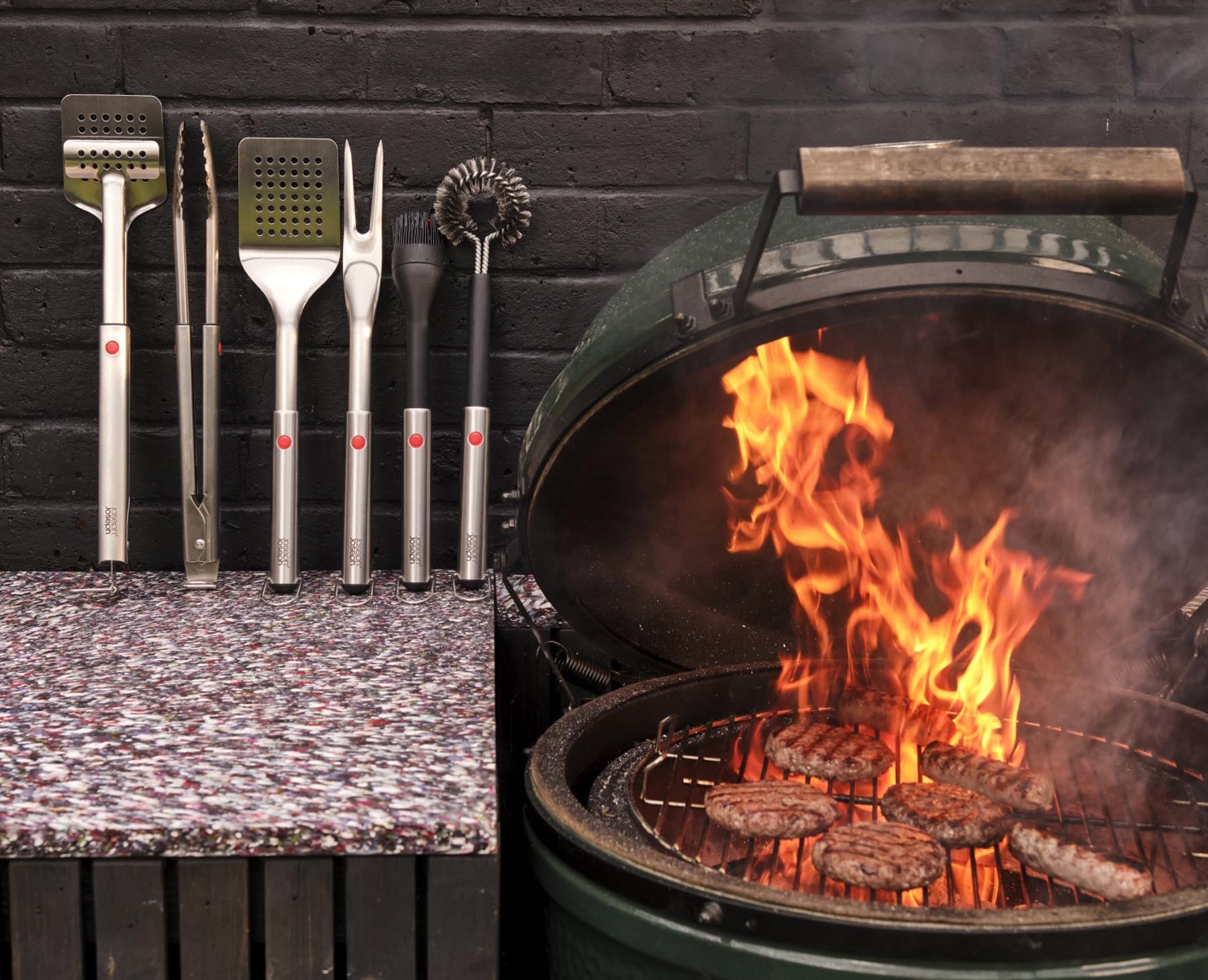 Praktische Grillbürste von Joseph Joseph mit einziehbarem Kopf, ideal für gründliche Reinigung schwer erreichbarer Stellen beim Grillen.