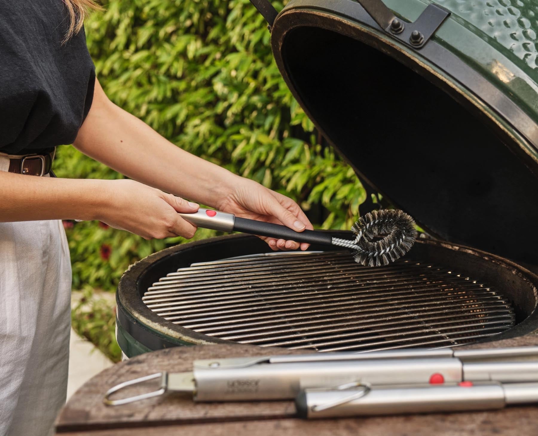 Innovative Grillbürste von Joseph Joseph mit verstellbarem Kopf, perfekt für die mühelose Reinigung von Grillrosten und schwer zugänglichen Bereichen.