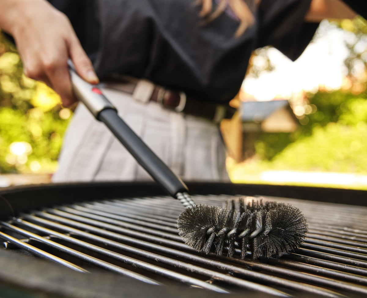 GrillOut BBQ Reinigungsbürste einziehbarer Kopf 39.9-32cm in Silber präsentiert im Onlineshop von KAQTU Design AG. Grillbürsten ist von Joseph Joseph