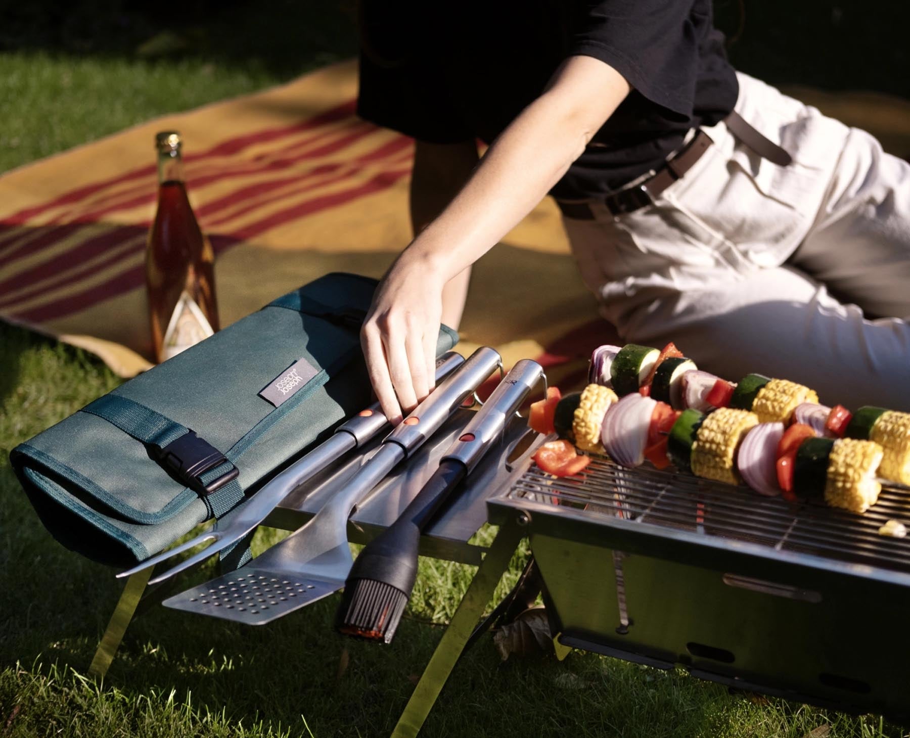 Praktische GrillOut BBQ Gabel von Joseph Joseph mit ausziehbarem Edelstahlkopf, ideal für das Grillen und Servieren von Fleisch und Gemüse.