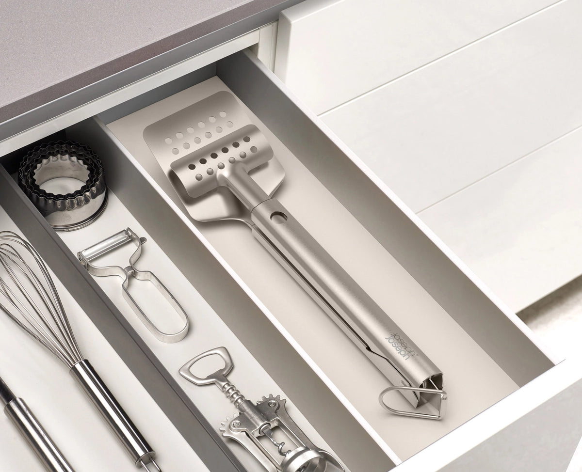 GrillOut BBQ Wender mit Zange einziehbarer Kopf 44.8x36cm in Silber präsentiert im Onlineshop von KAQTU Design AG. Grillbesteck ist von Joseph Joseph
