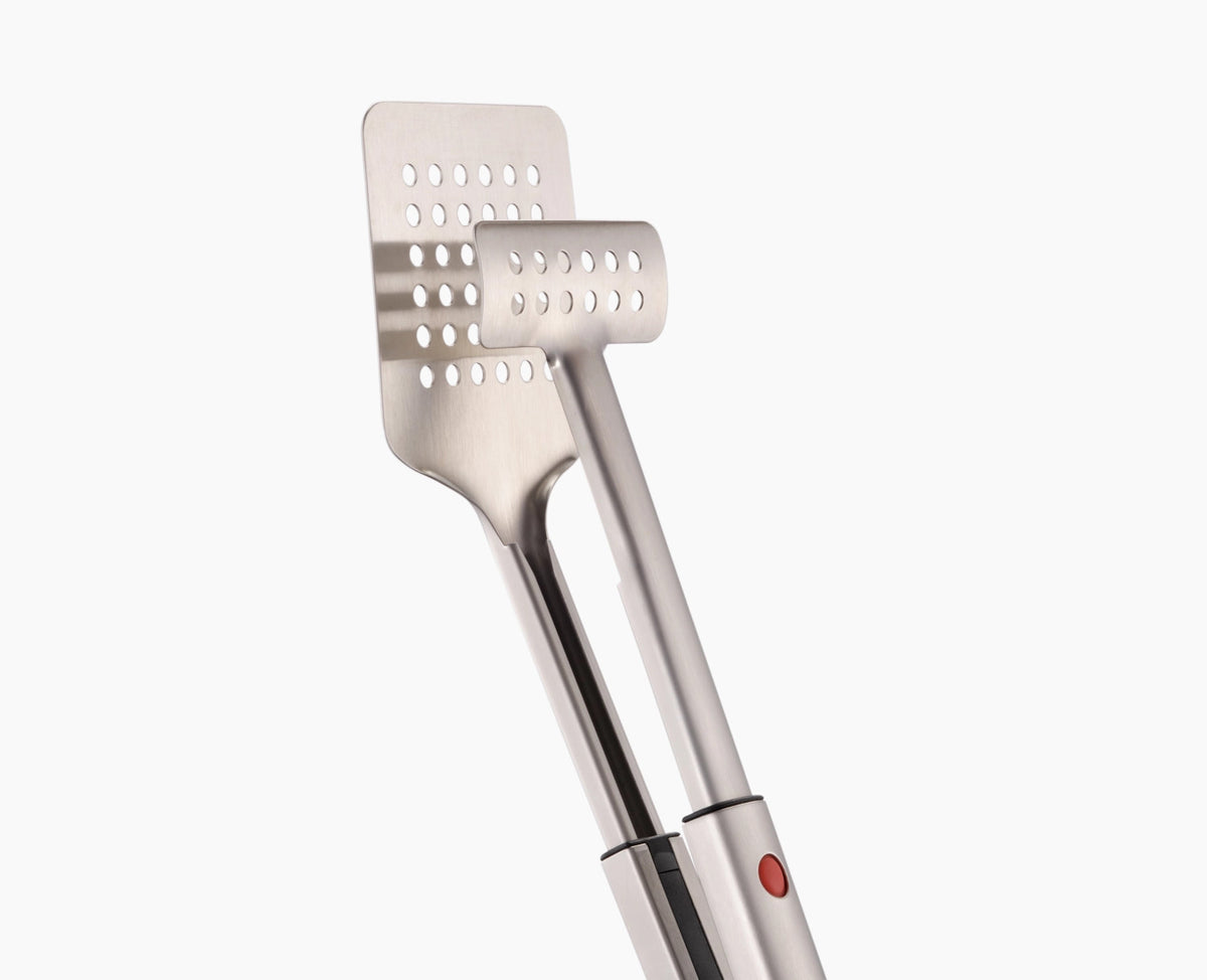 GrillOut BBQ Wender mit Zange einziehbarer Kopf 44.8x36cm in Silber präsentiert im Onlineshop von KAQTU Design AG. Grillbesteck ist von Joseph Joseph