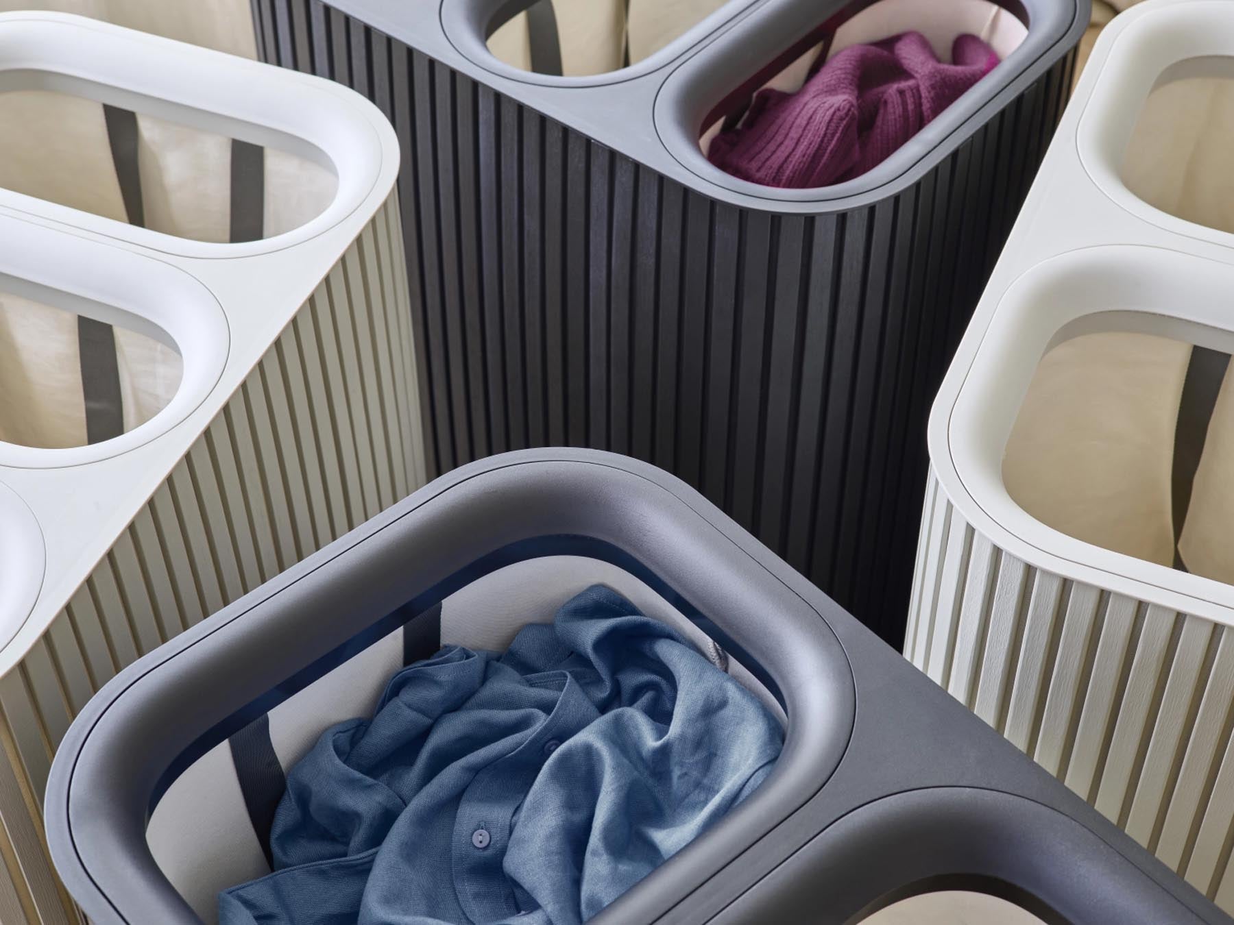 Moderner Tota Twin Luxe Wäschekorb in Schwarz von Joseph Joseph, 90 l, perfekt für stilvolle und funktionale Wäscheorganisation.
