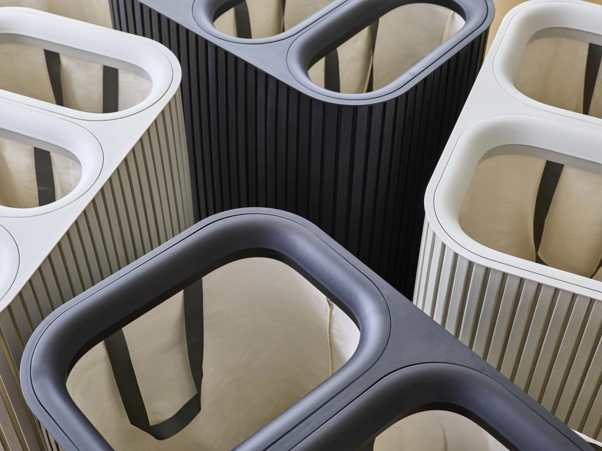 Tota Twin Luxe Wäschekorb 90l black in Schwarz präsentiert im Onlineshop von KAQTU Design AG. Wäschekorb ist von Joseph Joseph