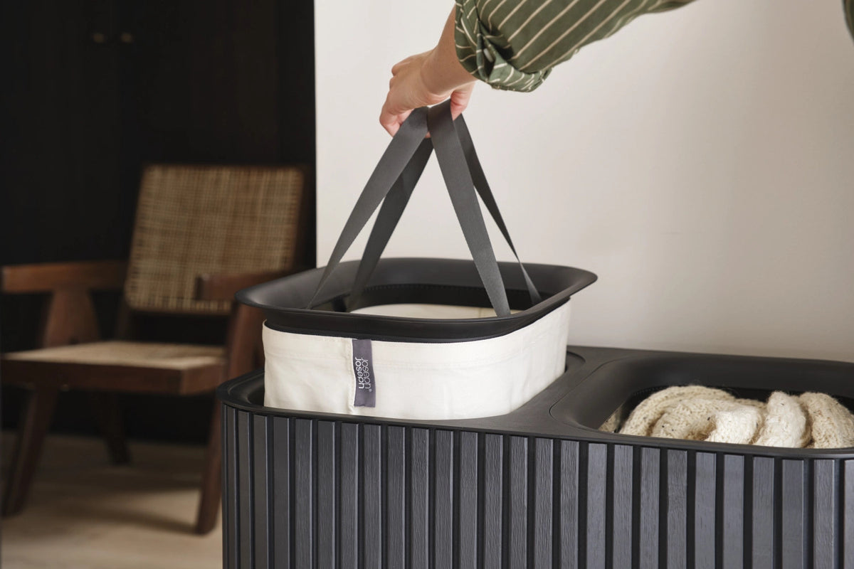 Tota Twin Luxe Wäschekorb 90l black in Schwarz präsentiert im Onlineshop von KAQTU Design AG. Wäschekorb ist von Joseph Joseph