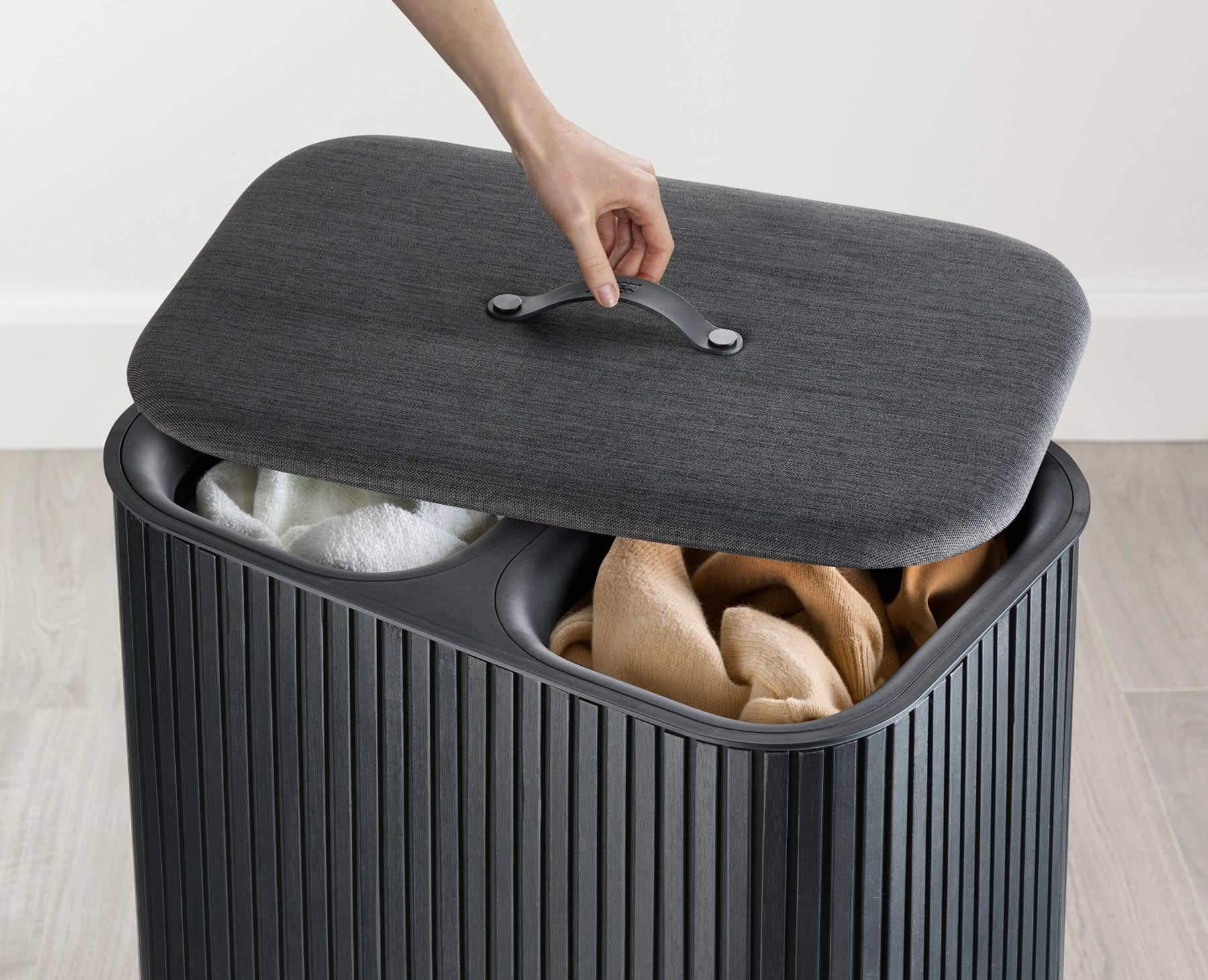 Moderner Tota Twin Luxe Wäschekorb in Schwarz von Joseph Joseph, 90 l, perfekt für effiziente Wäscheorganisation und elegantes Design.