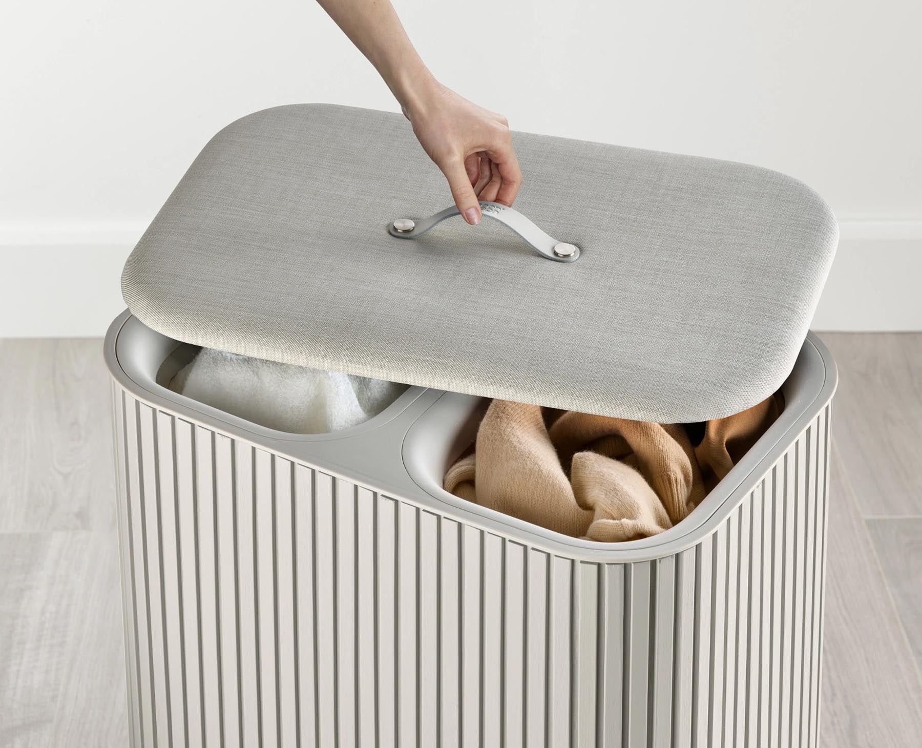 Eleganter Wäschekorb Tota Twin Luxe in Ecru, 90 l, ideal für die stilvolle Organisation von Wäsche und Haushaltsgegenständen von Joseph Joseph.