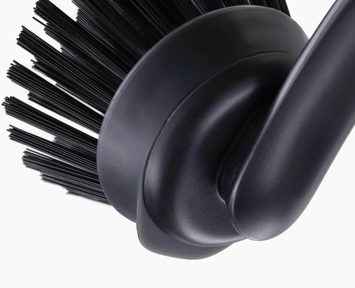 SinkTech Spülbürste mit Edelstahlhalterung 9x28cm in Schwarz präsentiert im Onlineshop von KAQTU Design AG. Abwasch ist von Joseph Joseph