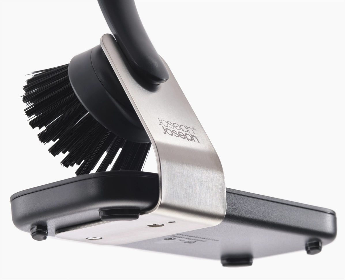 SinkTech Spülbürste mit Edelstahlhalterung & Ersatzschwamm in Schwarz präsentiert im Onlineshop von KAQTU Design AG. Abwasch ist von Joseph Joseph