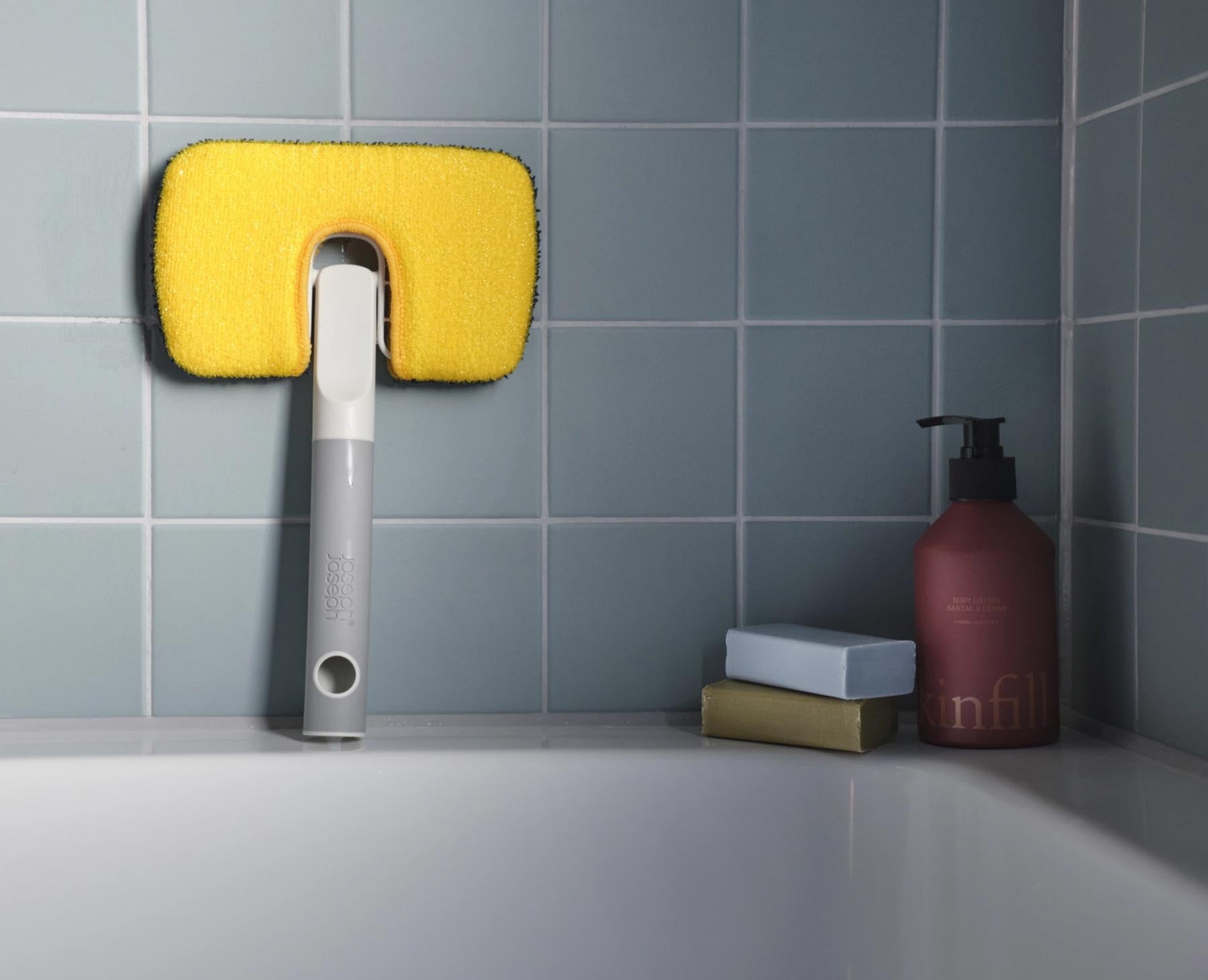 Vielseitiger CleanTech 2-in-1 Bodenschrubber in modernem Lichtgrau, perfekt für gründliche Bodenreinigung und einfache Handhabung.