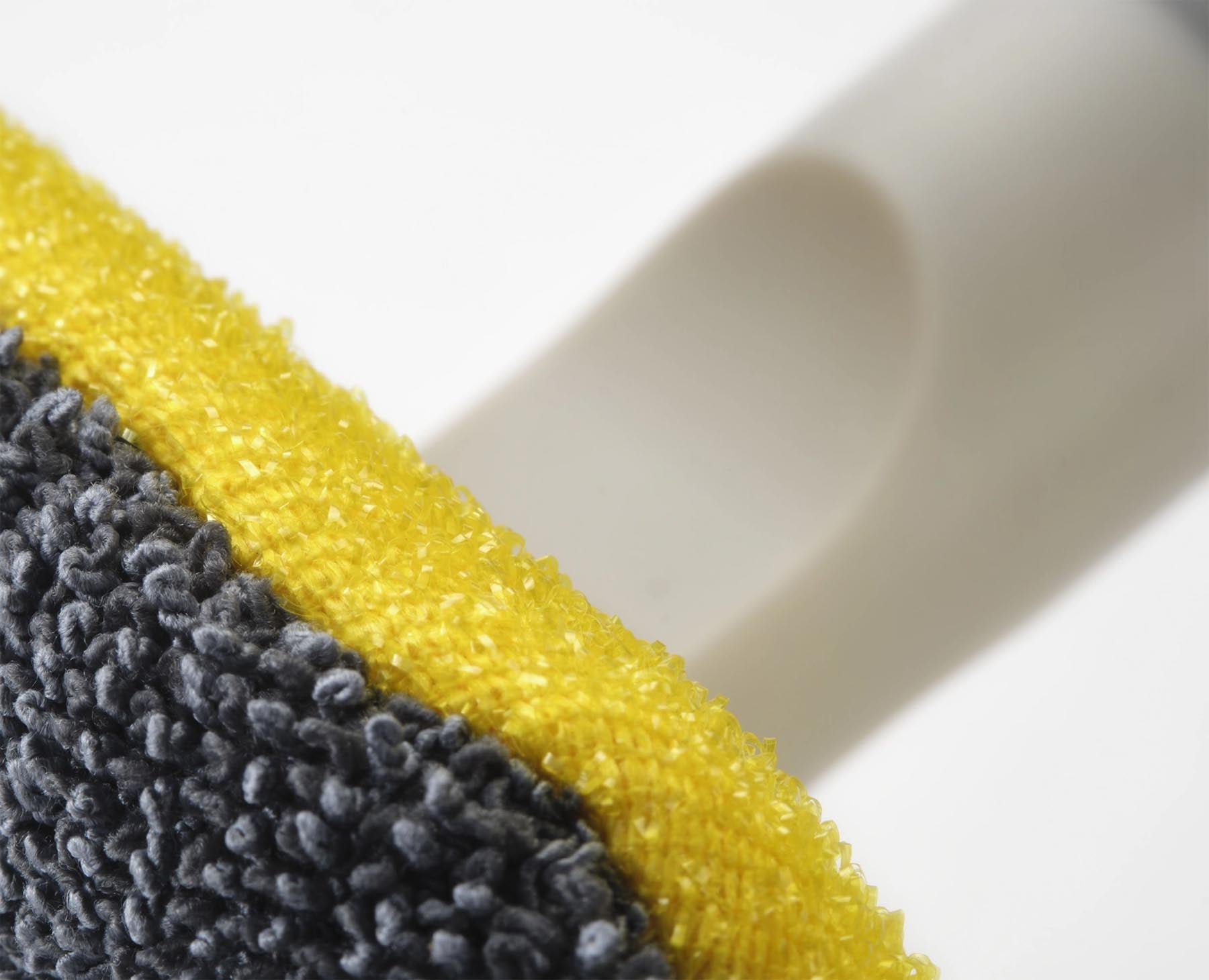 Der CleanTech 2-in-1 Bodenschrubber in hellem Steinfarbe vereint modernes Design mit Funktionalität für müheloses Reinigen.