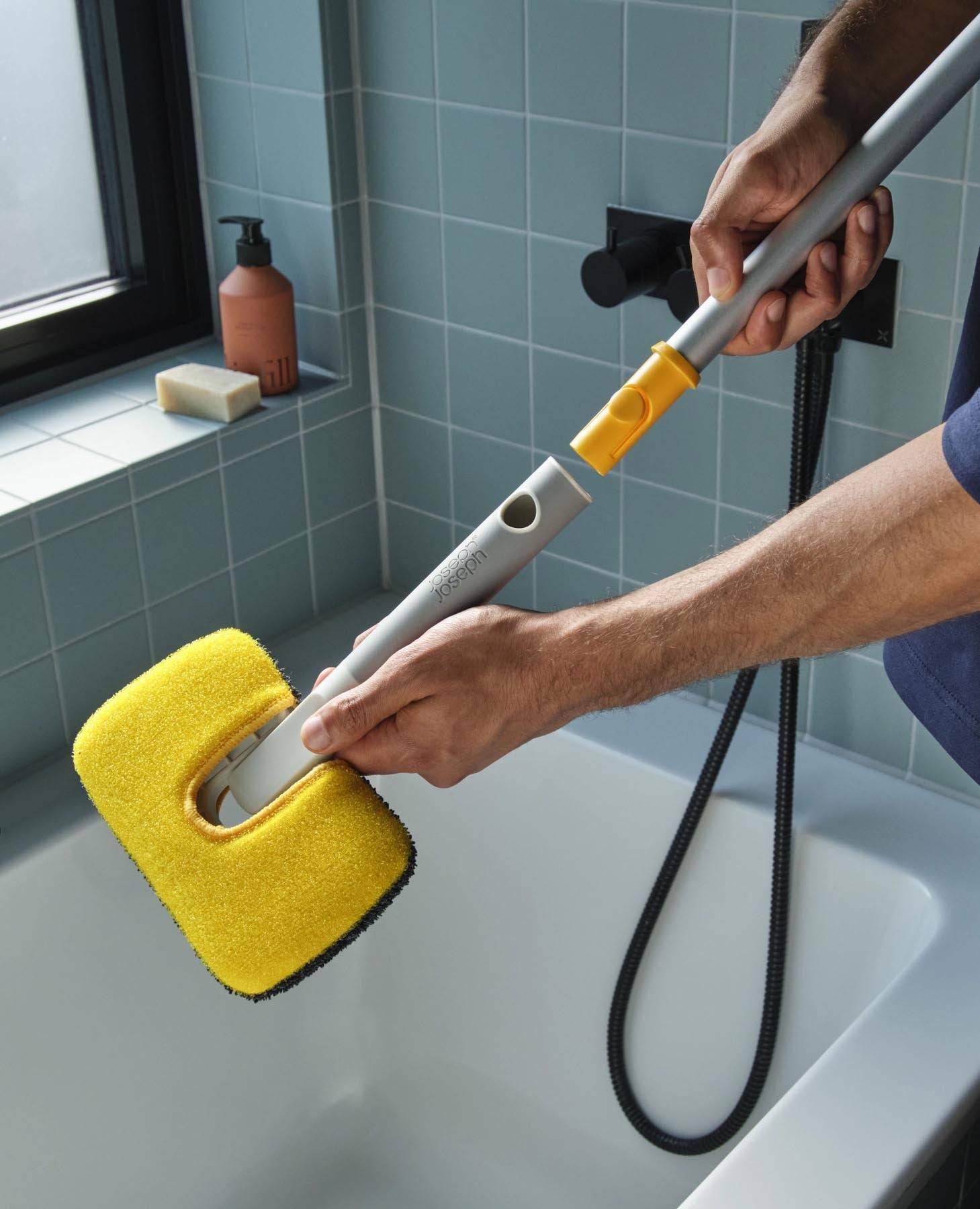 Der CleanTech 2-in-1 Bodenschrubber in elegantem Hellstein bietet eine praktische Lösung für effiziente Bodenreinigung und stilvolles Design.