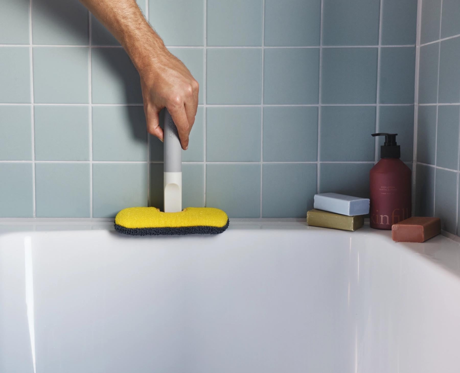 Der CleanTech 2-in-1 Bodenschrubber in hellem Stein ist ideal für gründliche Reinigung und vereint Funktionalität mit modernem, ansprechendem Design.