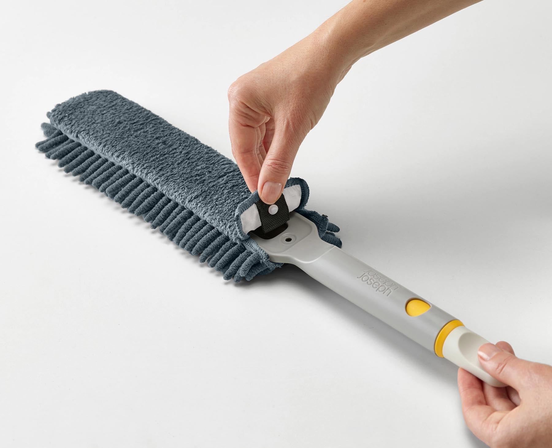 Eleganter CleanTech Staubwedel in light stone, ideal für müheloses Staubwischen und platzsparende Aufbewahrung dank schützender Hülle.