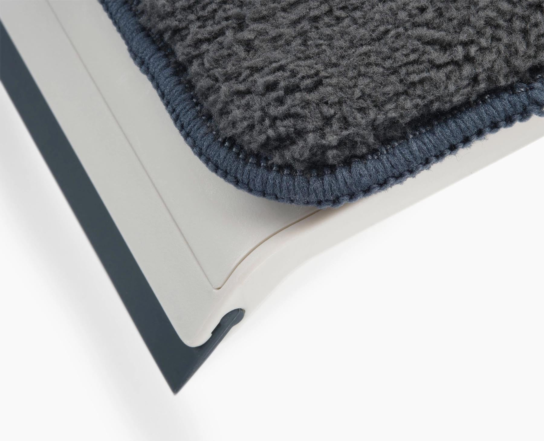 Stylischer CleanTech 2-in-1 Abzieher in sanftem Lichtstein-Grau, perfekt für die mühelose Reinigung und Pflege von glatten Flächen.