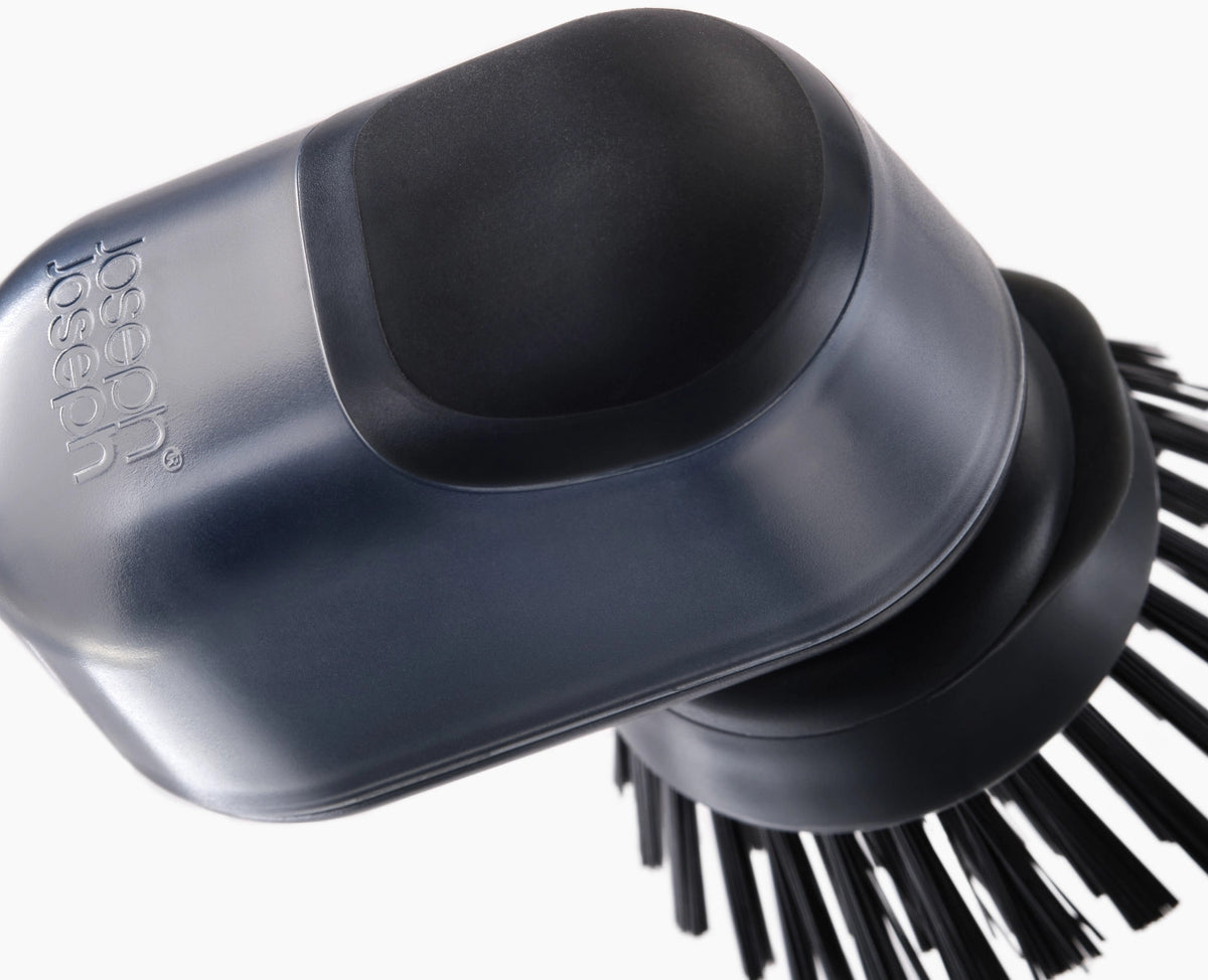 SinkTech Seifenspender mit Handbürste und Halter 11.8x9.2cm in Schwarz präsentiert im Onlineshop von KAQTU Design AG. Abwasch ist von Joseph Joseph