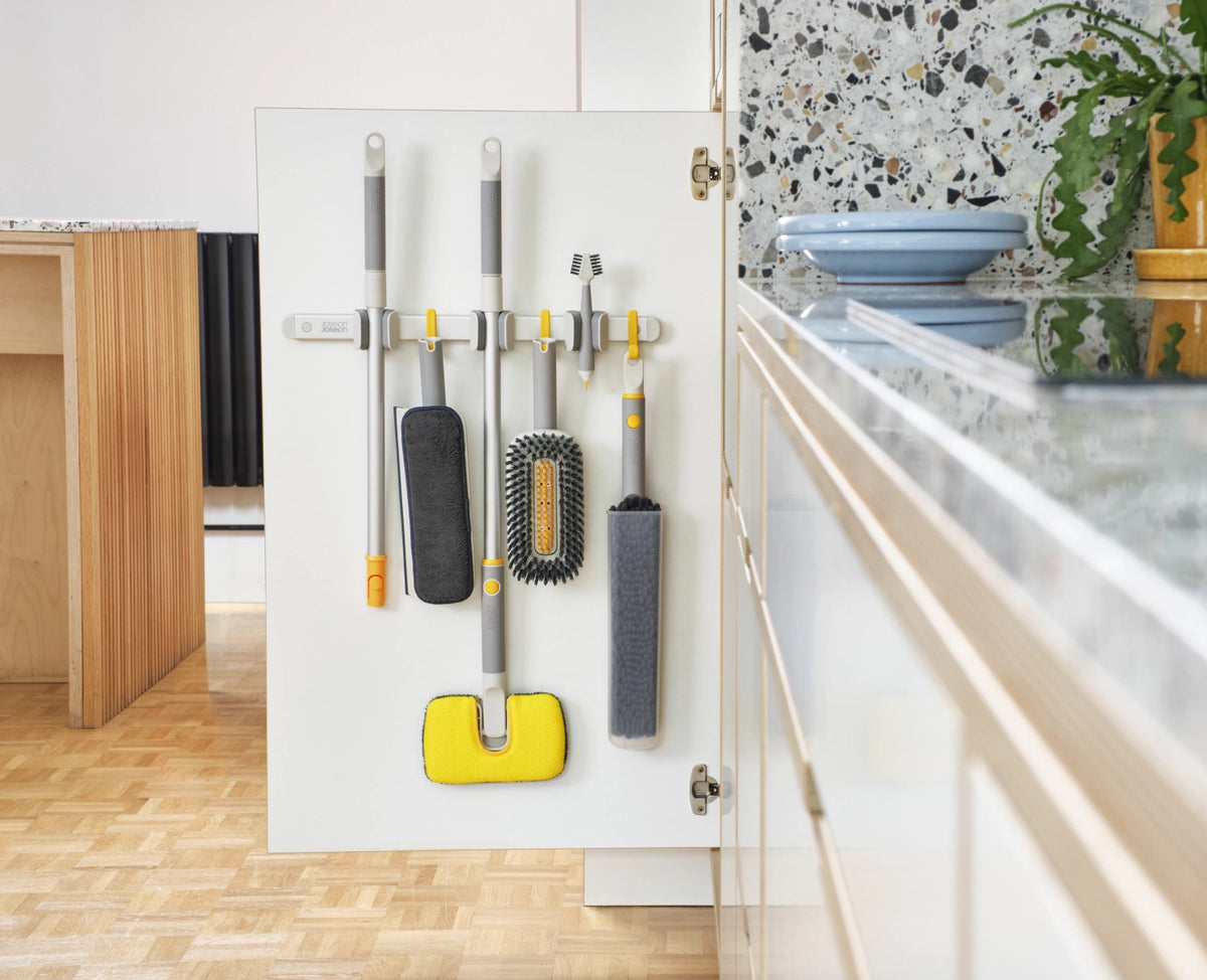 CleanTech Halterung für Reinigungsutensilien 49x7cm in Silber präsentiert im Onlineshop von KAQTU Design AG. Reinigung & Wäsche ist von Joseph Joseph