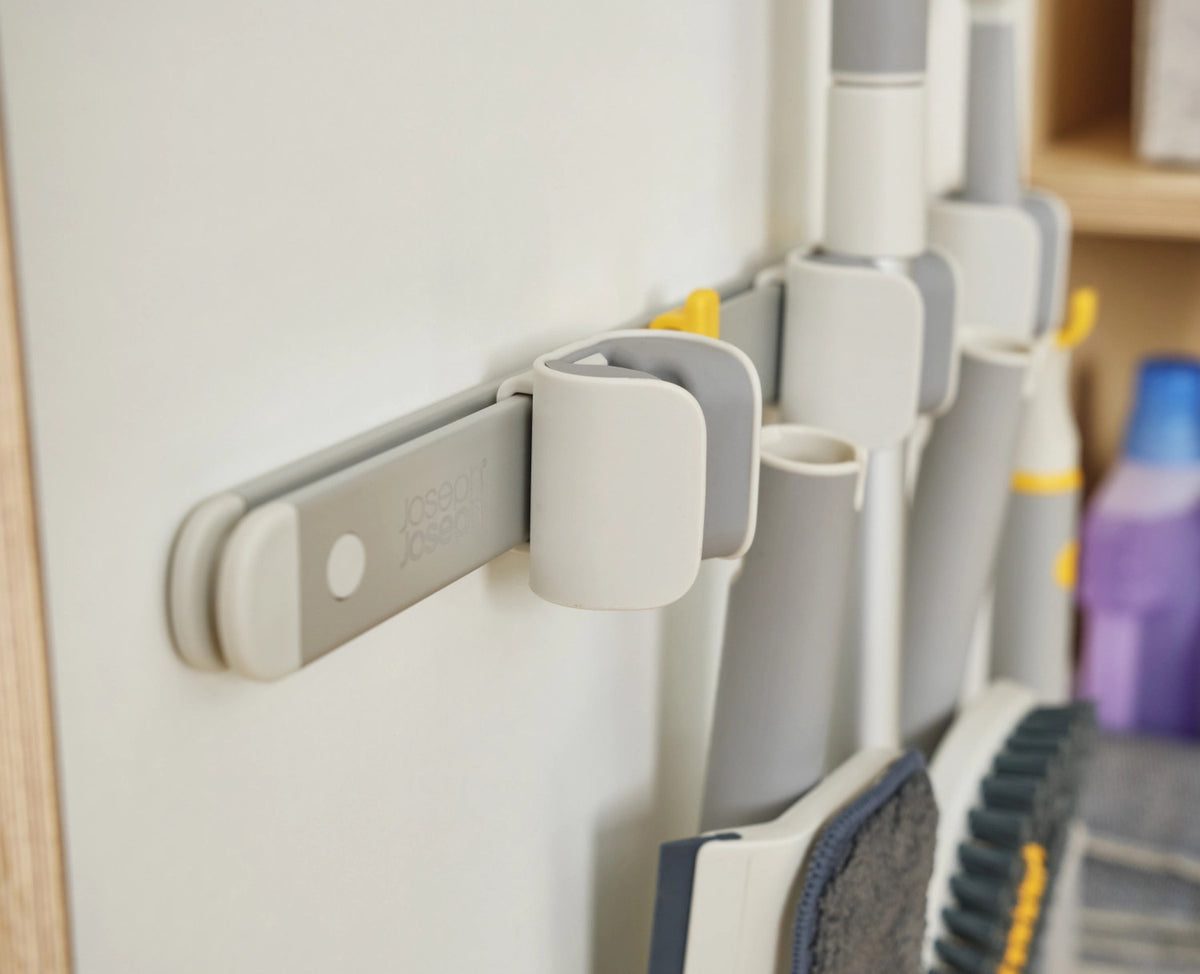 CleanTech Halterung für Reinigungsutensilien 49x7cm in Silber präsentiert im Onlineshop von KAQTU Design AG. Reinigung & Wäsche ist von Joseph Joseph