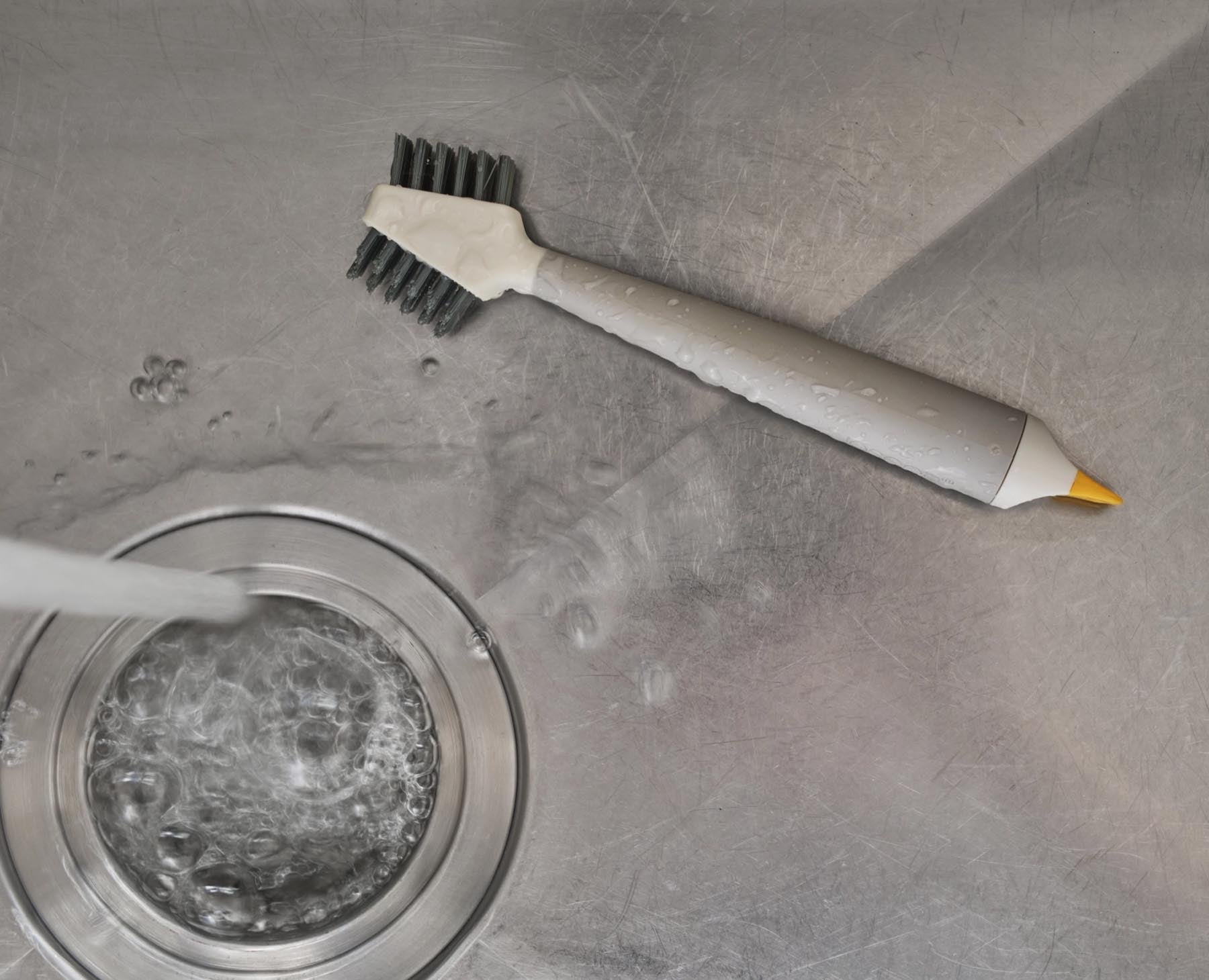 Vielseitige CleanTech 3-in-1 Reinigungsbürste in modernem Lichtstein, perfekt für effiziente Reinigung in Haushalt und Küche.