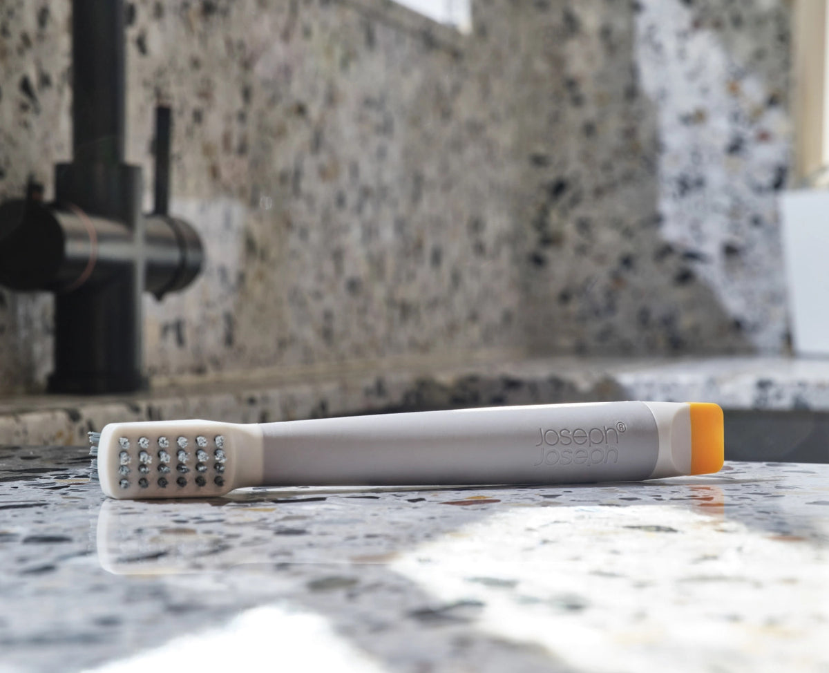 CleanTech Reinigungsset Bürsten light stone in Grau präsentiert im Onlineshop von KAQTU Design AG. Reinigung & Wäsche ist von Joseph Joseph