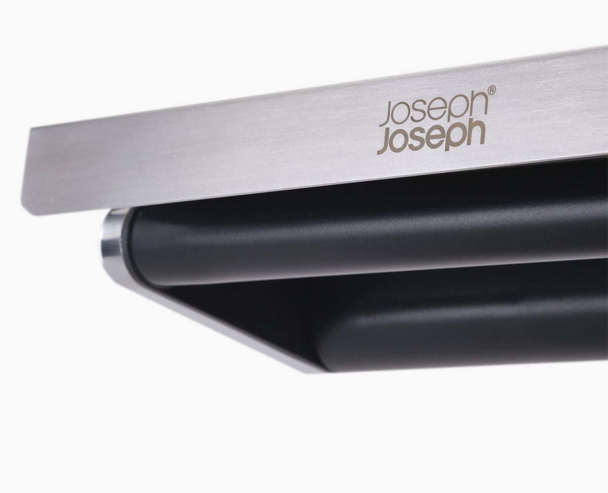 RollGrip Küchenrollenhalter für Unterablage ausziehbar in Schwarz präsentiert im Onlineshop von KAQTU Design AG. Papierrollenhalter ist von Joseph Joseph