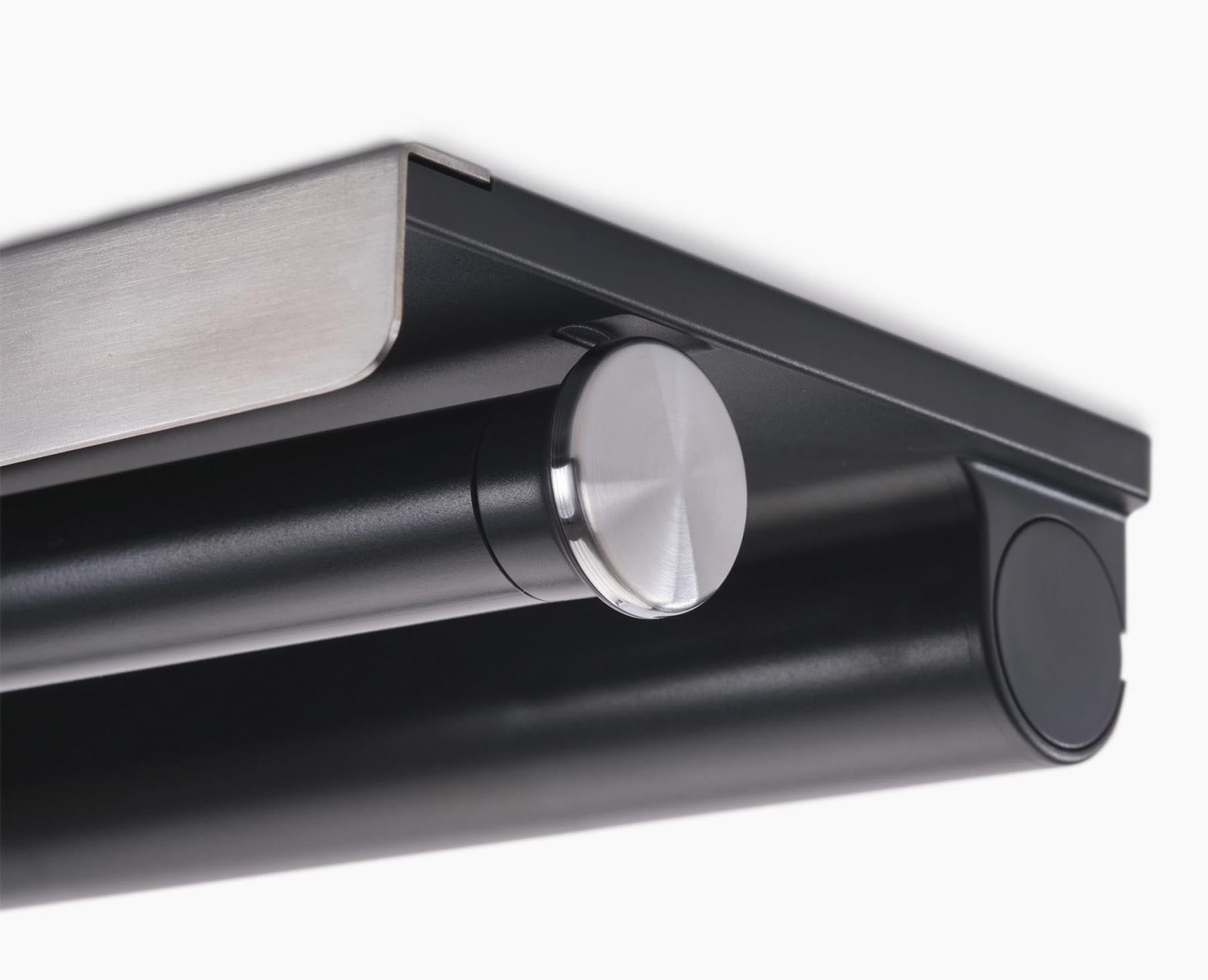 Stylischer RollGrip Küchenrollenhalter von Joseph Joseph, ausziehbar und platzsparend, perfekt für die Unterablage in jeder modernen Küche.