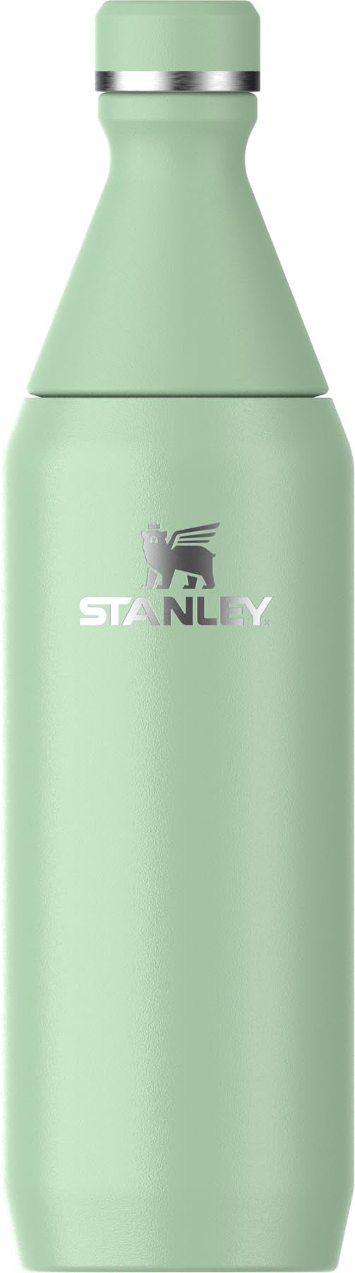 All Day Slim Flasche 0.6l pistachio gloss in Grün präsentiert im Onlineshop von KAQTU Design AG. Aufbewahrungsbehälter ist von Stanley