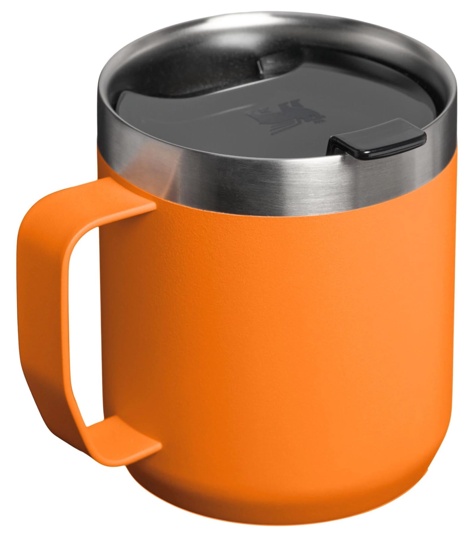 Stylischer Everyday Camp Mug in goldenrod coral, ideal für unterwegs. Hochwertige Thermosflasche von Stanley mit 0.35l Fassungsvermögen.