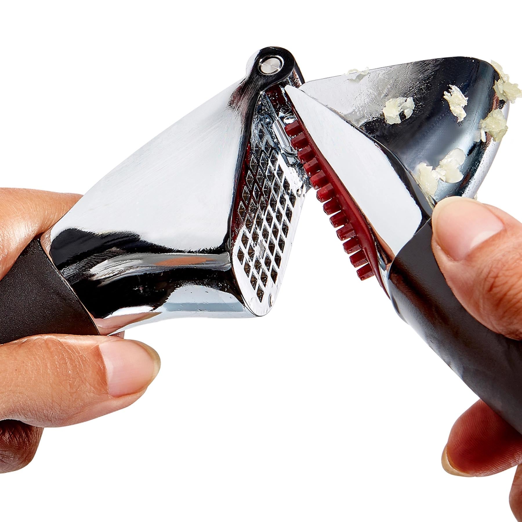 Stilvolle OXO Knoblauchpresse in Schwarz, designed für einfaches Zerkleinern von Knoblauch und ausgestattet mit praktischem Selbstreinigungssystem.
