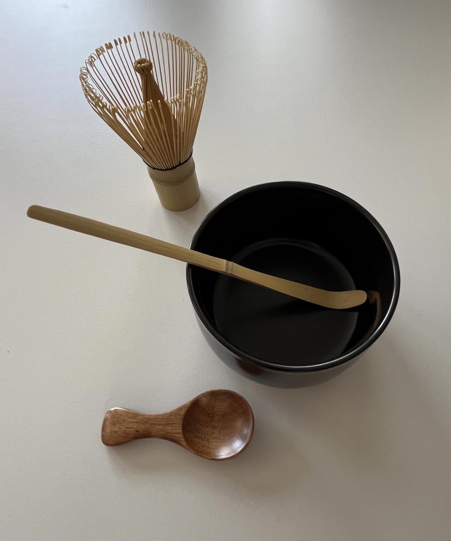 Stilvolles 4-teiliges Matcha Set von Lagotto, perfekt für die Zubereitung von Matcha-Tee, mit ansprechendem Design und handlichem Format.