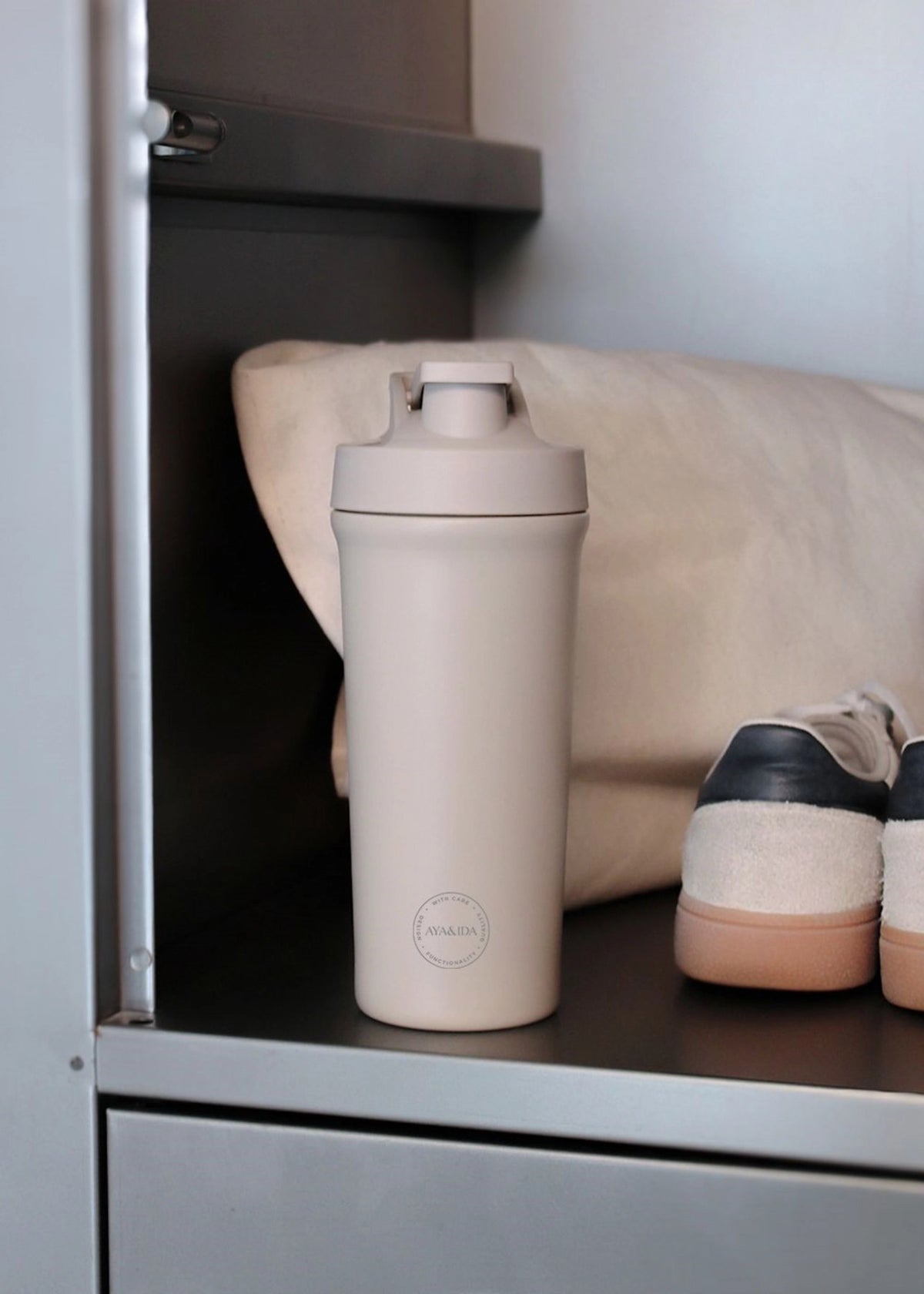 Shaker Bottle 750ml Cream Beige in Beige präsentiert im Onlineshop von KAQTU Design AG. Trinkflaschen ist von AYA&IDA
