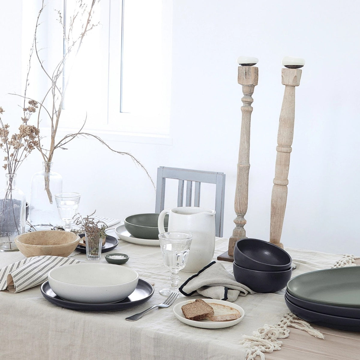 Beige Steinzeug-Kanne Pacifica Pitcher von Costa Nova mit rundem Ausguss und glatter Oberfläche, Fassungsvermögen 1.64 Liter, Höhe 17.8 cm.